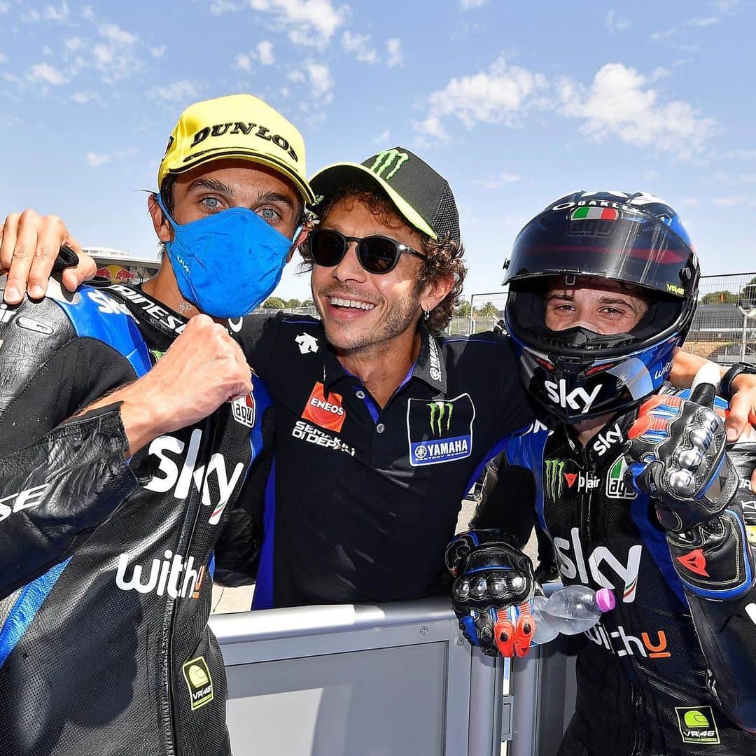 MotoGPさんのインスタグラム写真 - (MotoGPInstagram)「Happy family 🤩 Just look how proud @valeyellow46 is of his boys🥈 and 🥉 today!! #AndaluciaGP 🏁 #MotoGP #Moto2 #Motorcycle #Racing #Motorsport」7月26日 20時40分 - motogp