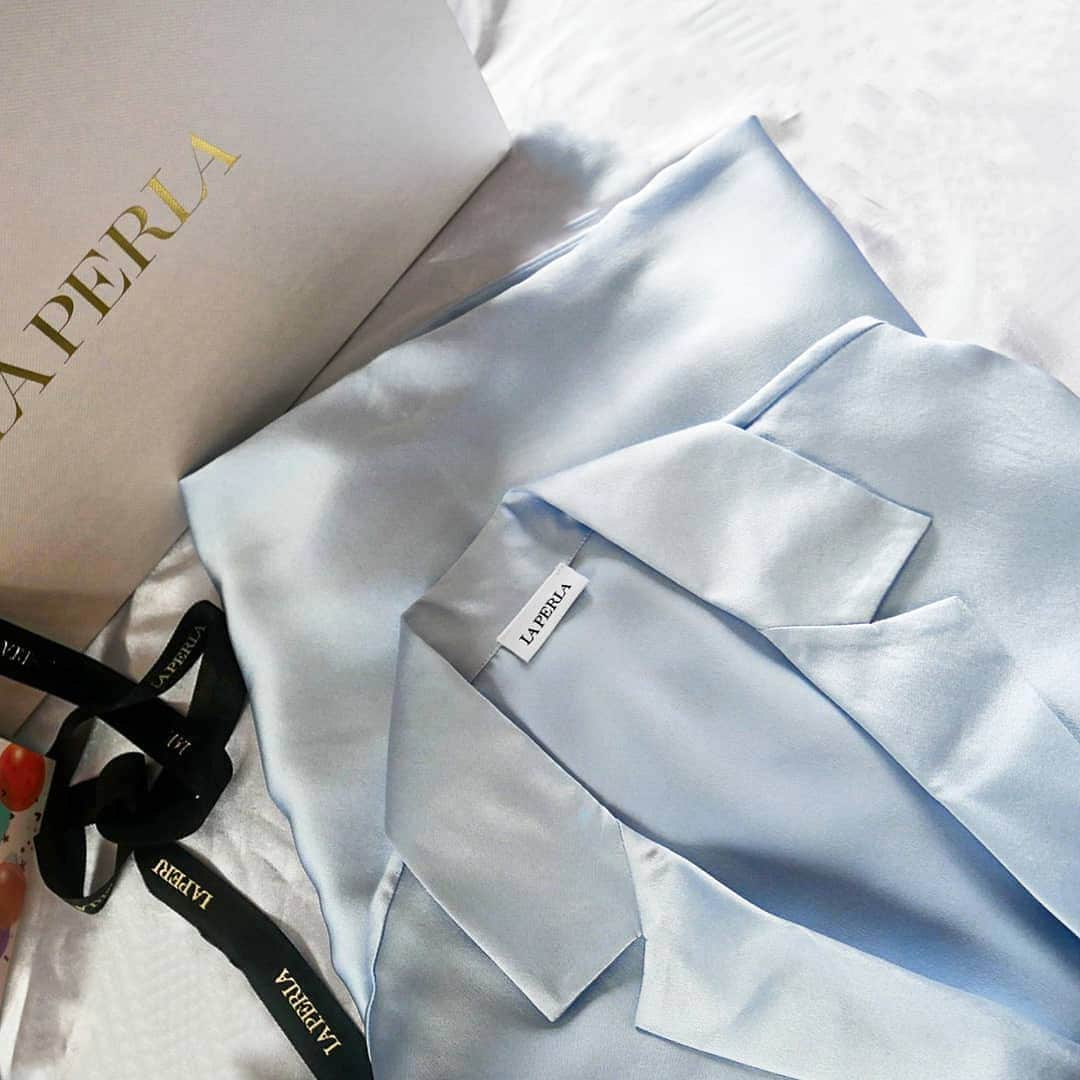Miyu Toyonagaのインスタグラム：「🕊️Silk Feeling. The perfect at home ensemble for night time. #SS20@laperlalingerie @laperlajapan #birthdaygift  大好きな #ラペルラ　のシルクのパジャマ。  下着も好きだけどこちらも好き。  着るのが楽しみ💞」