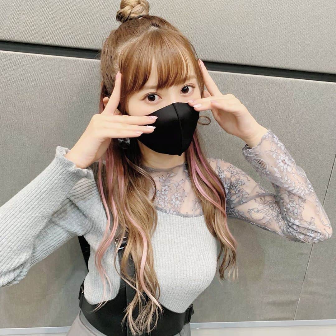 のインスタグラム：「♥黒マスク♥﻿ ﻿ 写真どーですか？？？﻿ ﻿ みなさん！！！！﻿ 4連休お疲れ様でした！！！！﻿ ﻿ 特典会やコンサート！！！﻿ きてくれてすごく嬉しかったです♥️﻿ ﻿ たくさんの方に出会えました♥﻿ ﻿ 今は新曲を発売できていませんがぜひ発売したら﻿ 来ていただきたいです♥﻿ ﻿ 初めての方にたくさんモーニング娘。をしって﻿ いただきたいので！！！﻿ ﻿ 早く新曲出ないかなー！！！！﻿ ﻿ ﻿ 黒マスクがすごく好評だったのでおすそ分けします♥﻿ ﻿ どうかな？？？﻿ ﻿ #morningmusume20 #モーニング娘20﻿ #helloproject  #顔面国宝﻿ #えりぽんかわいい #アイドル﻿ 存在が #インスタ映え #instablog﻿ #Love #beauty﻿ #followme #makeup﻿ #Instagram #Insta﻿ #메이크업 #얼스타그램﻿ #ig_Japan #팔로미﻿ #フォロー歓迎 #ootd﻿ #pink #BLACK﻿ #連休 #新宿﻿ #いいね #休み﻿ #Disney #IDOL﻿ #SELFIE #셀카」
