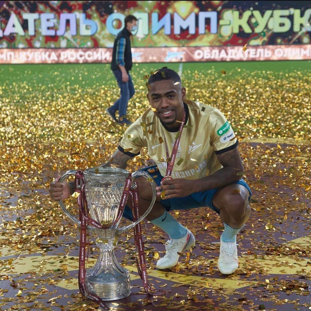 マウコム・フィリペ・シウヴァ・デ・オリヴェイラのインスタグラム：「🏆🎉💙🤍⚽️」
