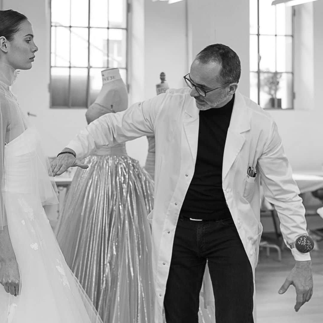 のインスタグラム：「PETER LANGNER（ピーター・ラングナー）のアトリエ﻿ ﻿ イタリア・ミラノのオートクチュールブランドの﻿ PETER LANGNER﻿ ﻿ パタンナーから縫製スタッフまで、﻿ 自社でそれぞれのスペシャリストを育てています﻿ ﻿ チーム一丸となってもの作りをする姿勢は素晴らしく﻿ いつもPETER自身がドレスへのこだわりを熱く語ってくれます﻿ ﻿ #花嫁準備﻿ #フォトウェディング﻿ #ウェディングドレス﻿ #ドレス選び﻿ #前撮り﻿ #peterlangner﻿ #ピーターラングナー﻿ ﻿ Authentiqueでは、﻿ お客様に安心してドレス選びをして頂くために﻿ 新型コロナウイルス感染症対策として﻿ 安全対策のガイドラインを設けております。﻿ 詳細はWebサイトにてご確認くださいませ。﻿ ﻿ しばらくご不便をおかけいたしますが、﻿ ご理解の程どうぞよろしくお願いいたします。﻿」