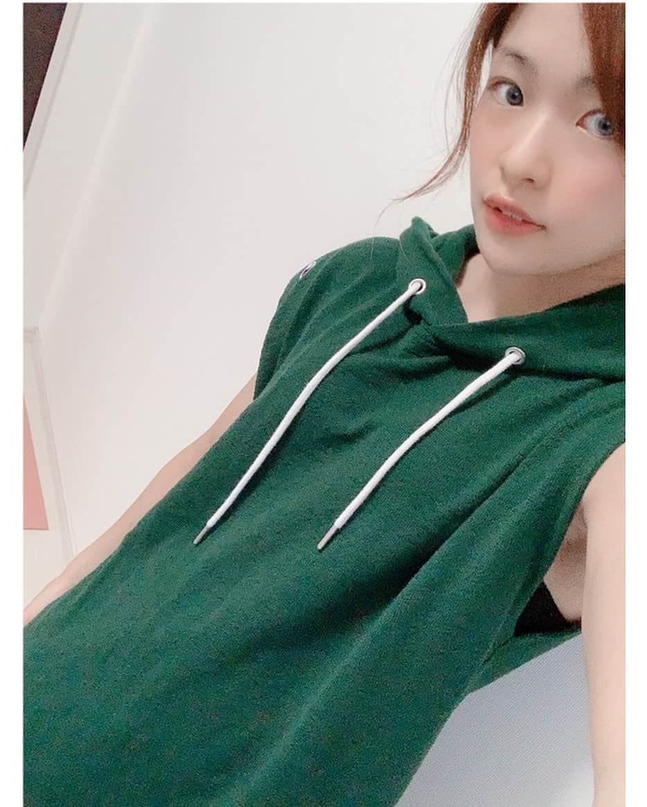知念紗耶のインスタグラム：「Championのロングスカート。 グリーン&ネイビー 基本モノトーンが多いけどちょっとずつ色物着れるようになりました☺️ゆったり楽チン。」
