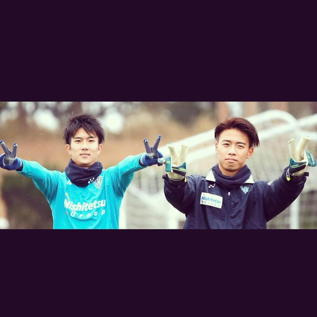 山ノ井拓己のインスタグラム：「俺らも #ガンバッテコーヤ✌️⤴️ @toshiki_toya & @avinoi.gram  #アビスパ福岡  #avispa  #fukuoka  #福岡  #jリーグ  #東家聡樹 #18  #山ノ井拓己 #21」