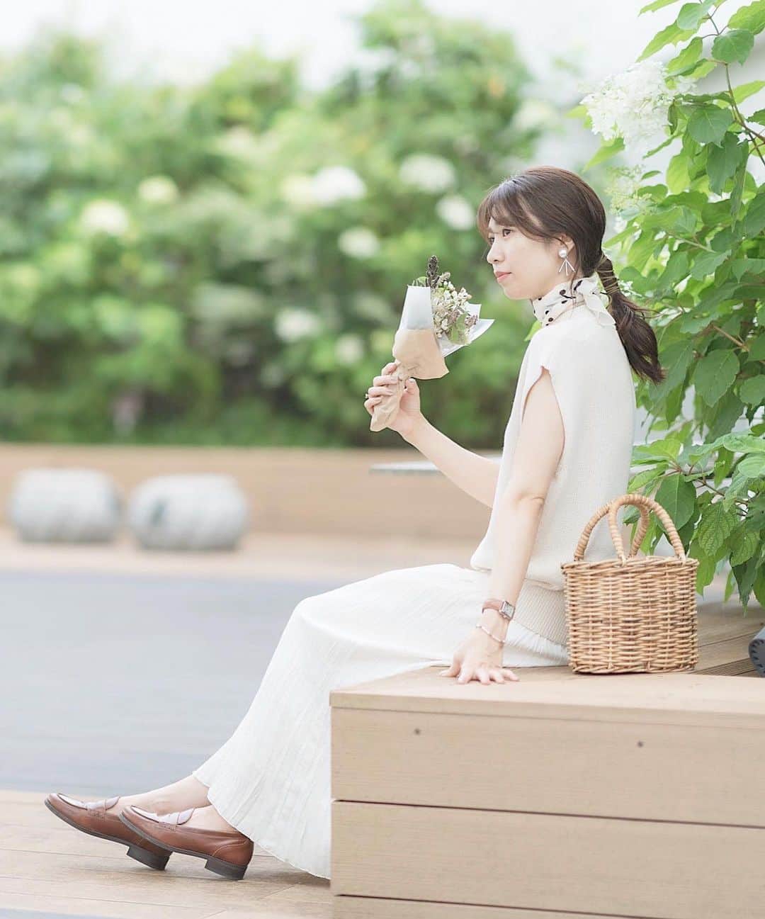 mikicoco00のインスタグラム：「* * くすみカラーが可愛い〜💐🤍  骨格診断してもらって、首元はアクセを付けたり スカーフを巻くようになりました♪ 知ってると便利〜！ * 4連休は美味しいお茶菓子をかって ステイホーム楽しみました🐷🍵 今日は綺麗な虹も見れて🌈 なんだかほっこり〜♡ * * * * tops#uniqlo skirt#unitedarrows  Earrings#keico_acce * * * #frower#花のある暮らし  #骨格診断#ウェーブ  #uniqlo#uniqloginza #uniqloコーデ#uniqlou」