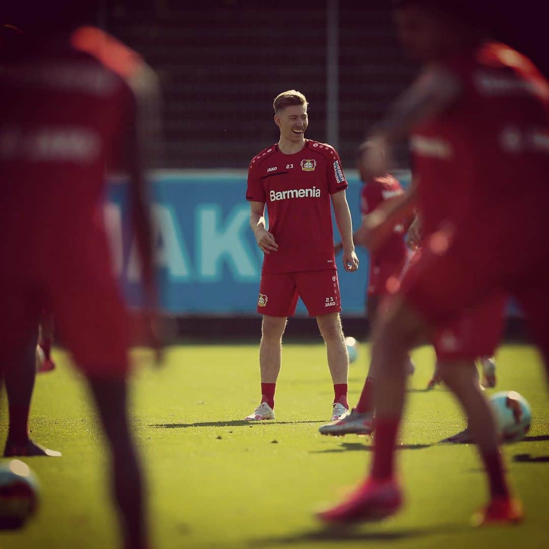 ミッチェル・ヴァイザーのインスタグラム：「Back at it ⚽️ @bayer04fussball」