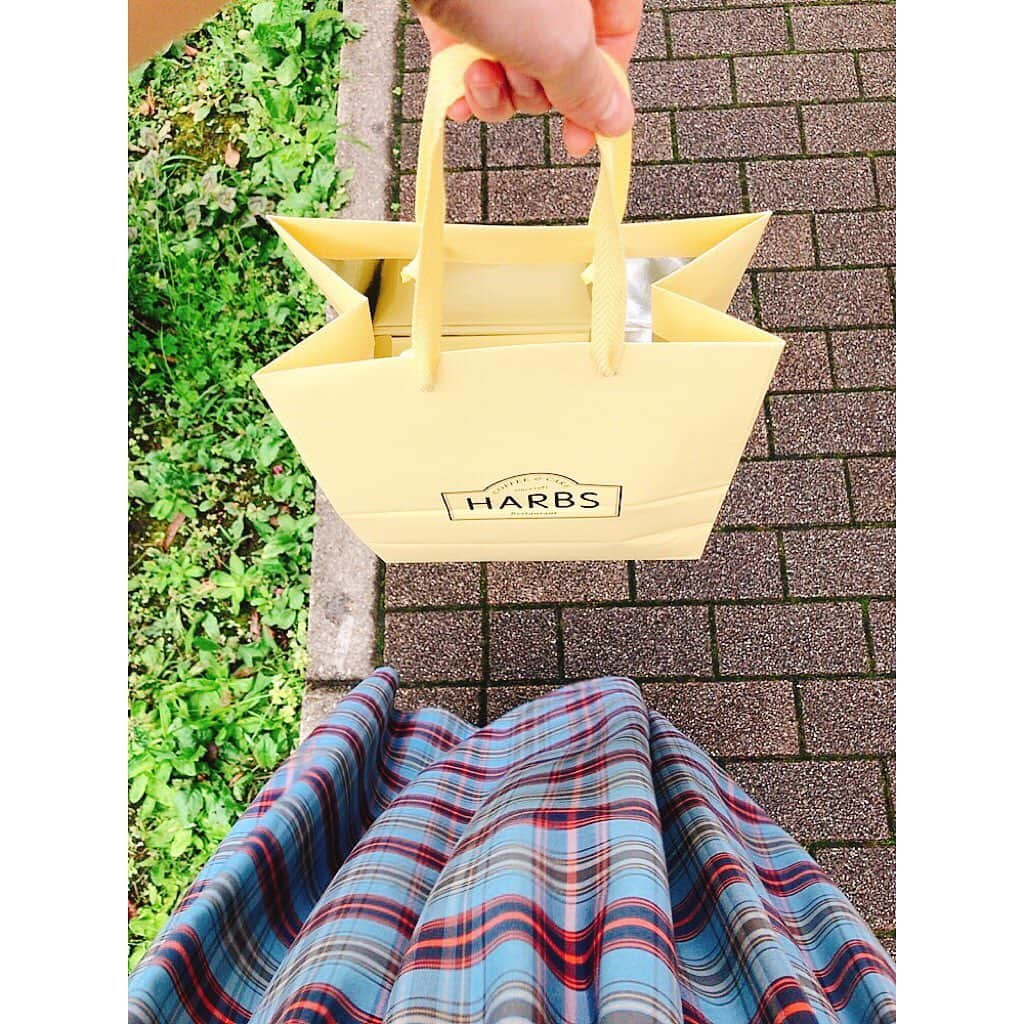 寺田ちひろのインスタグラム：「お気に入りのワンピを着て💕﻿ ﻿ 大好きなケーキを買って💕﻿ ﻿ 帰宅する💕﻿ ﻿ そんな仕事終わりの日曜日☺️﻿ ﻿ ﻿ HARBSは名古屋の栄に本店があるケーキ屋さんです🍰﻿ ﻿ 愛知出身の私は子どもの頃、﻿ 祖母と名古屋で買い物をした帰りに、﻿ 初めてここのケーキを食べました✨﻿ ﻿ あまりの美味しさと大きさに大感動し、﻿ それ以来、﻿ 忘れられないケーキになりました✨﻿ ﻿ 大人になって東京でお店を発見した時は歓喜したものです😍﻿ ﻿ ﻿ No.1はやっぱりミルクレープかな！！！﻿ ﻿ 大きなフルーツ(特にメロン)がたっぷり入っていて、 断面からして最強なんです🍈🍌🥝﻿ ﻿ ﻿ その次は、マロンタルト！！！﻿ ﻿ ﻿ 早く食べたくて、﻿ 家まで早足になるというのがお決まりのパターン🏃‍♀️﻿ ﻿ ケーキの写真がうまく撮れなかったので、﻿ ぜひ検索してみてくださいね☺️笑﻿ ﻿ ﻿ 久しぶりのHARBS✨﻿ ﻿ 今日も最高でした💕💕💕﻿ ﻿ ﻿ #harbs #名古屋 #栄 #本店 #ミルクレープ #大好き #思い出の味 #たまの贅沢 #ワンピース #tsurubymarikooikawa #お気に入り #寺田ちひろ #アナウンサー #セントフォース」