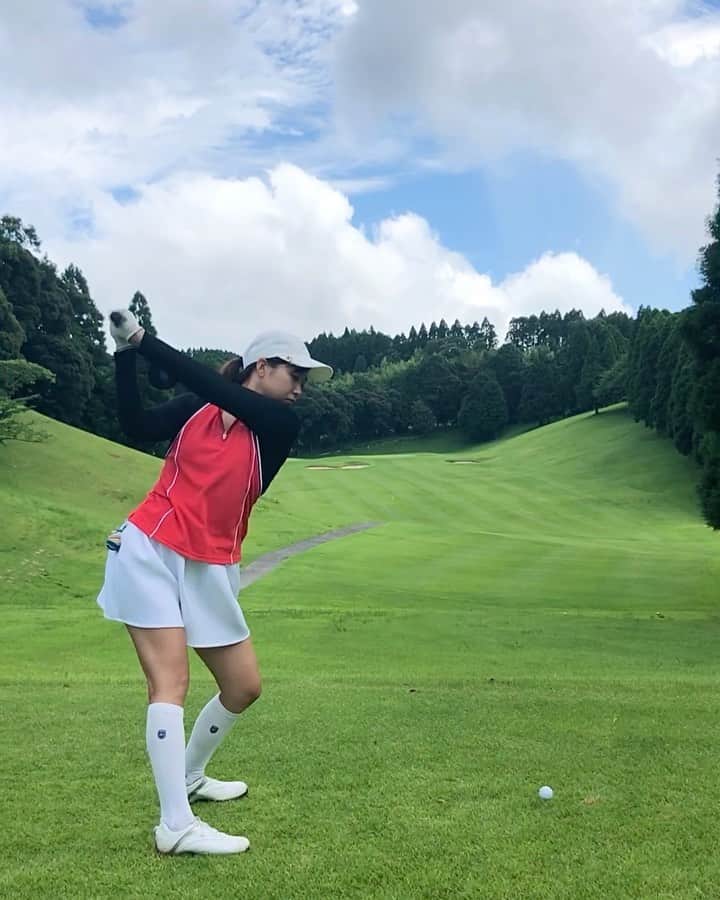 のインスタグラム：「今日はグリップをきちんとストロングにしてから初のラウンドでした🏌️‍♀️💫 前半は上手くいかずペラペラショットでしたが、後半は少し慣れてきてしっかりミートするように◎✨ . 明らかにボールが強くなっていて、普段より風に流されずに飛んでくれましたっ🙌❣️ . 苦手なアイアンも良いショットが2,3回あったし、改善されつつあることを実感できてとても身になるラウンドとなりました🐳♡ . . #ティーショット #ドライバー #driver #上手くなりたい  #女子ゴルフ  #ゴルフ女子  #ゴルフ男子  #ゴルフ愛  #ゴルフバカ  #ゴルファー　 #golfrange  #golflife  #golfer  #golf  #골프  #กอล์ฟ  #golfstagram  #instagolf」