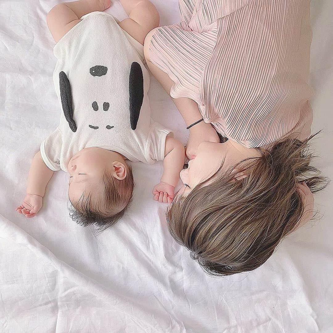 のインスタグラム：「． この前の👶🏻くんとのお昼寝タイム😴💘 (1枚目寝たふりしてますがこの後爆睡しました。笑) * ストーリーの質問コーナーに たくさんの質問ありがとうございました。♡ すぐには返しきれない量だったので、 少しずつになりますが出来る限り返していきますね◌ * @gyugyugyu_lme #ギュギュギュ についても 沢山の質問いただいて私なりにまとめてみました！ メリット ・ウエストと骨盤周りを しっかり補正してくれるからくびれの形をつけやすい ・着圧の力が強い方すぐに効果を出したい方に◎ ・パンツタイプになってるからお尻を引き上げたい方 ・デニムを履いても裾が上に上がる心配なし デメリット ・着圧の力が強いから慣れるまでに時間がかかる ・ウエスト中心になる * 自分に合ったアイテムを選んで一緒に頑張ろう🐘🌼 * #男の子ママ #男の子ベビー #おとこのこママ  #出産報告 #3月24日生まれ #男の子baby #令和ベイビー #4ヶ月ベビー #スヌーピー #pr #ピーナッツ #スヌーピー好き #赤ちゃんのいる生活 #第一子 #親バカ #おうちフォト #新米ママ  #令和2年ベビー #生後4ヶ月 #ママさんと繋がりたい #ママライフ #息子 #ギュギュギュ #ながらダイエット #伊藤りか #snsクリエイター」
