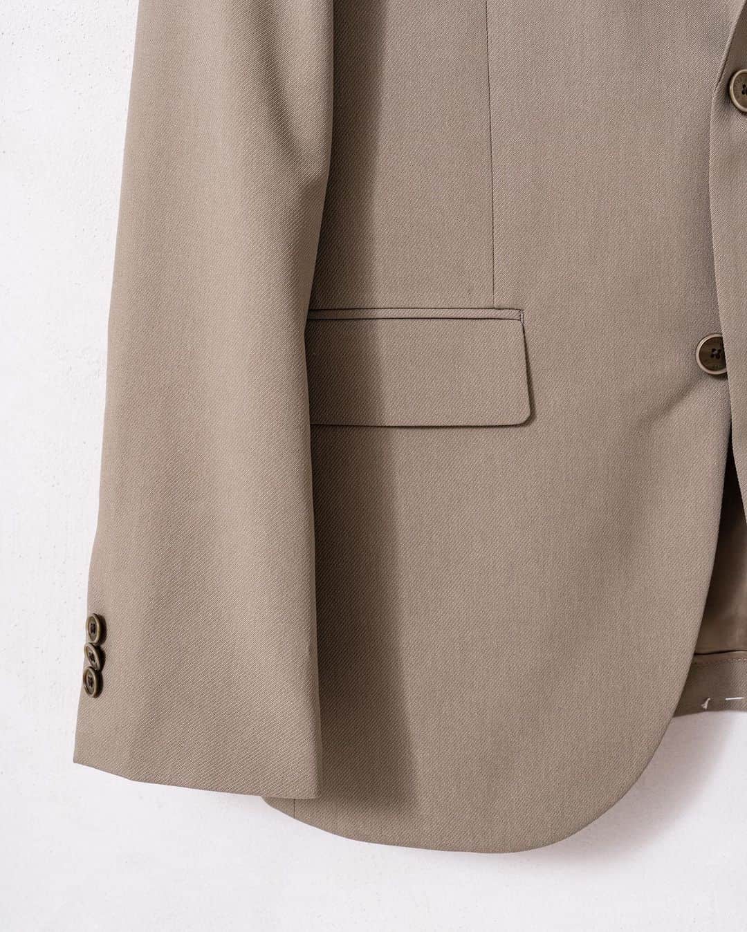 EDIFICEさんのインスタグラム写真 - (EDIFICEInstagram)「《予約》【VERTICAL カルゼSET UP】﻿ ﻿ ウールライクな上品な生地感をメランジ感のあるポリエステル糸で表現した素材を使用したジャケット。﻿ ﻿ ■ジャケットデザイン﻿ 細身でやや着丈の短めのノッチドラペルの2つ釦のジャケットです。裏の仕様は、地のストレッチ性を活かすように背抜き仕立て（観音仕立て）、袖裏付きにしています。﻿ ﻿ ■ボトムスデザイン﻿ ベースは細身のテーパードシルエット。アイテムを選ばずカジュアルな着こなしにも上品さが出ます。﻿ 太もものすれなど摩耗の多い内股の裏側に股ずれ用の補強布をつけています。また、個人差はありますが極力お直しがなく着用していただけるようにジャストレングスを意識した股下のサイズ設定になっています。﻿ すっきりとした丈はシューズを良く見せ、革靴からスニーカーまで様々なシューズに対応しています。﻿ ﻿ ﻿ ■素材﻿ ウールのような見え方を目指しながらも、手触りはチクチクせずソフトな風合い。ストレッチ性があり、スーツ地にあるような組織ではなくカルゼ（綾目の立ったツイル目）組織で上品さとカジュアルさを併せ持った素材になっています。クリアで程よい生地の厚みなので、晩夏～秋、春の３シーズン着用していただけます。﻿ ﻿ ﻿ ﻿ ﻿ Jacket : 【EDIFICE】¥18,000+tax﻿ No : 20010300100730﻿ ﻿ Pants : 【EDIFICE】¥12,000+tax﻿ No : 20030300100730﻿ ﻿ ﻿ ﻿ ﻿ ﻿ ﻿ ﻿ ﻿ ﻿ ﻿ ﻿ ﻿ #edifice #edificeoriginal #singlejacket #polyesterfabric #menssuit #autumnfabric #stretchjacket #stretchpants #2020aw #autumnfashion #menssetup #setup #mensfashion #mensstyle #menswear #stretchfabric #stretch #nopleatspants #jacketstyle #mensjacket #setupstyle #menwithclass #menwithstyle #menscoordinate #エディフィス #エディフィスオリジナル #セットアップ #ストレッチパンツ #ジャケットスタイル」7月26日 21時07分 - edifice.jp