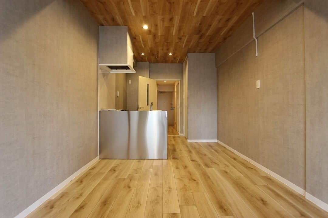 のインスタグラム：「.⁠ グレーと木目のクロスが今っぽい◎⁠ .⁠ 友達を部屋に呼びたくなる物件です！⁠ .⁠ .⁠ ----------------------------------------------⁠ その他施工事例はコチラ☞@allhouse_pm　⁠ ----------------------------------------------⁠ .⁠ .⁠ .⁠ .⁠ .⁠ .⁠ #ワンルーム #一人暮らし #キッチン #リビング⁠  #ステイホーム #オールハウス #オールハウスPM #賃貸 #広島賃貸 #賃貸住宅 #賃貸物件 #住まい #プロパティマネジメント #デザイナーズ賃貸 #賃貸リノベーション #リノベーション #renovation #reform #リフォーム #無垢フローリング #DIY #アクセントクロス #design #建築 #工務店 #賃貸インテリア #賃貸暮らし #家主 #賃貸経営 #おうち時間」
