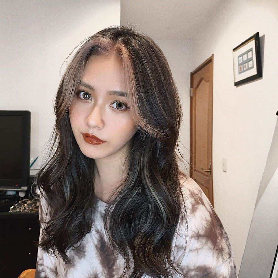 舞石まことさんのインスタグラム写真 - (舞石まことInstagram)「New hair🤎🧡﻿ イメチェンしました！！！ ﻿ 今流行りのface highlight✴︎﻿ 前髪の他にもたくさんハイライト入れてもらった！かわいすぎ！！！﻿ ﻿ (@takahashi.kazuki )﻿ ﻿  #facehighlight #facehighlighter #海外風 #外国人風カラー #外国人風ヘアー #海外style #ジェニヘア #ジェニ #ハイライト #ハイライトグレージュ #ハイライトカラー #グレージュ #グレージュカラー#ハイライト#hair#ホワイティグレージュ#ブリーチカラー #hairstyle #バレイヤージュ #beach #ベージュ#海外セレブ #外国人風 #外国人風ハイライトカラー #bleach #ヘアカラー #かきあげ前髪 #ハイトーン #グラデーション #highlight #フェイスフレーミング」7月26日 21時01分 - makotomaishi