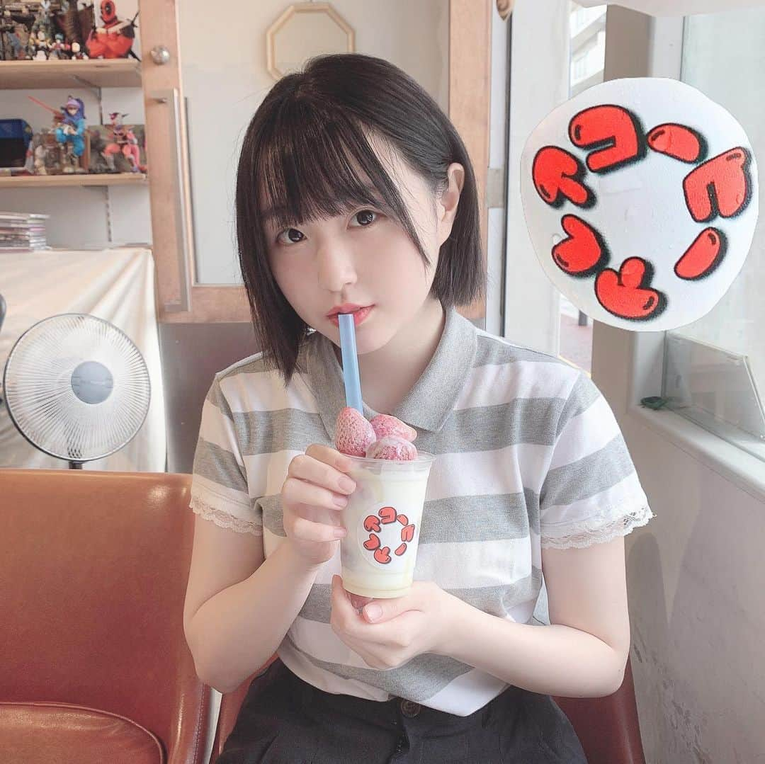 市村愛里のインスタグラム：「ずっと行ってみたかったカフェ☕️🍓 後ろのフィギュアと扇風機がいい感じ(^｡^) ・ #薬院カフェ #アレアコーヒー」