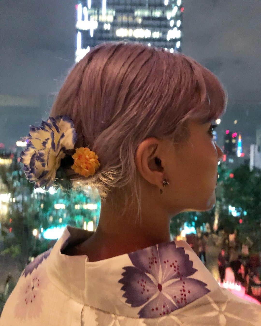 中川友里さんのインスタグラム写真 - (中川友里Instagram)「Japanese summer style🌼 @staircase_nakamura せんせに髪の毛綺麗にしてもらったから 薄いラベンダー色に合わせた浴衣に☺️💕👘 @takuaoki88 さんのお誘いで久しぶりにcelavi行ってきた☺️😌やはりopen airで音聴くのは気持ちいいね☺️😌💕 最初の写真は @yuko_lpg @privatesalonamour さんのおうちから🌙 東京湾と東京タワー🗼と夜景が絶景です☺️素敵💕いつもありがとうございます🙆‍♀️❤️またエステでケアしてもらわなきゃ💆‍♀️ #tokyo #beautiful #nightview」7月26日 21時04分 - darayunya