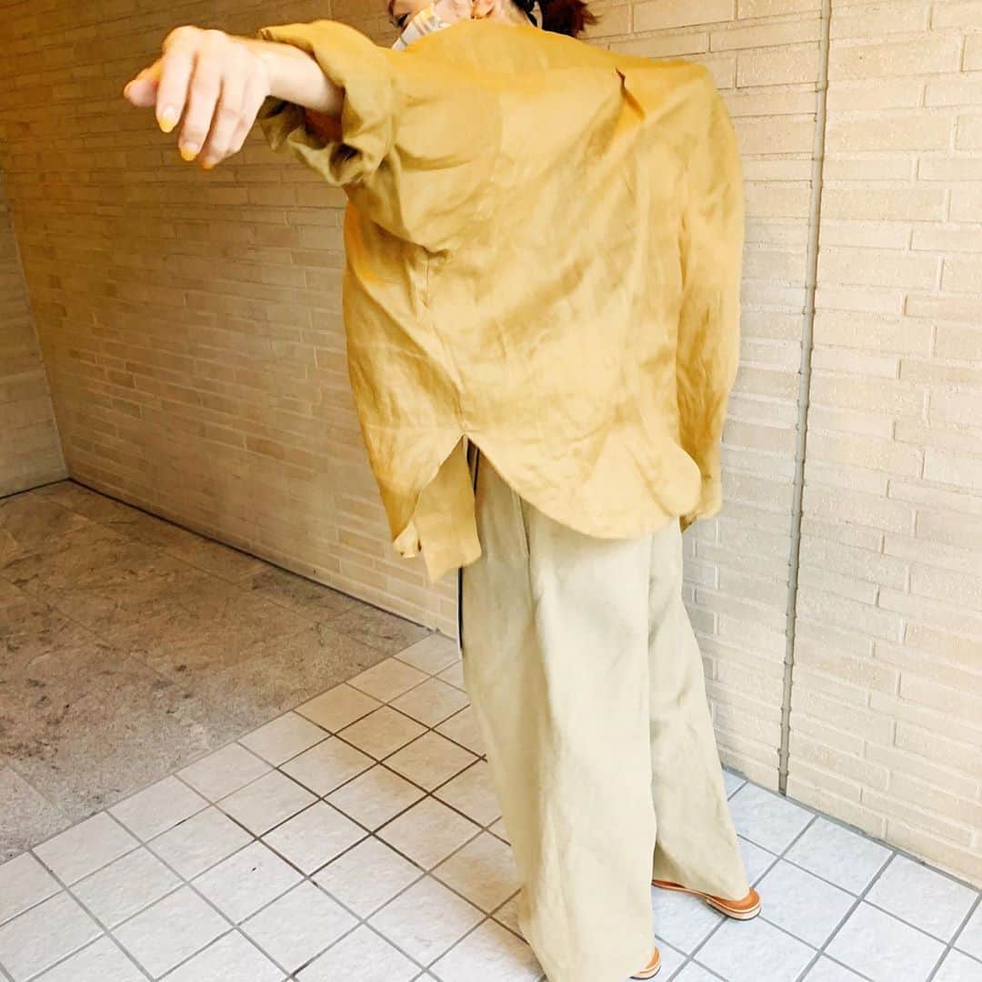 坂田陽子さんのインスタグラム写真 - (坂田陽子Instagram)「連休最終日。 雨が降ったり止んだりの蒸し暑い1日でした。 ・ 着心地良いシルク混のタンクトップは　 最近お気に入りの @chaos_tokyo.jp のもので 前後どちらでも着られる2wayだけど、 私は胸元よりも背中見せ派🤣🤣 （もういいって笑） ・ 4枚目が #なんて日だ　っのポーズ🤣」7月26日 21時06分 - yokosakata