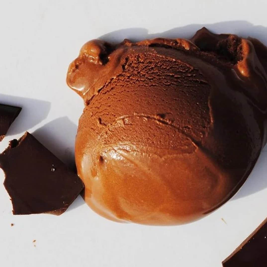 Vogue Parisさんのインスタグラム写真 - (Vogue ParisInstagram)「From rich ice creams to full-bodied sorbets, sprinkled with sea salt or even sesame seeds, we’ve rounded up the best addresses for chocolate ice cream in Paris. Check out our selection on Vogue.fr」7月26日 21時09分 - voguefrance