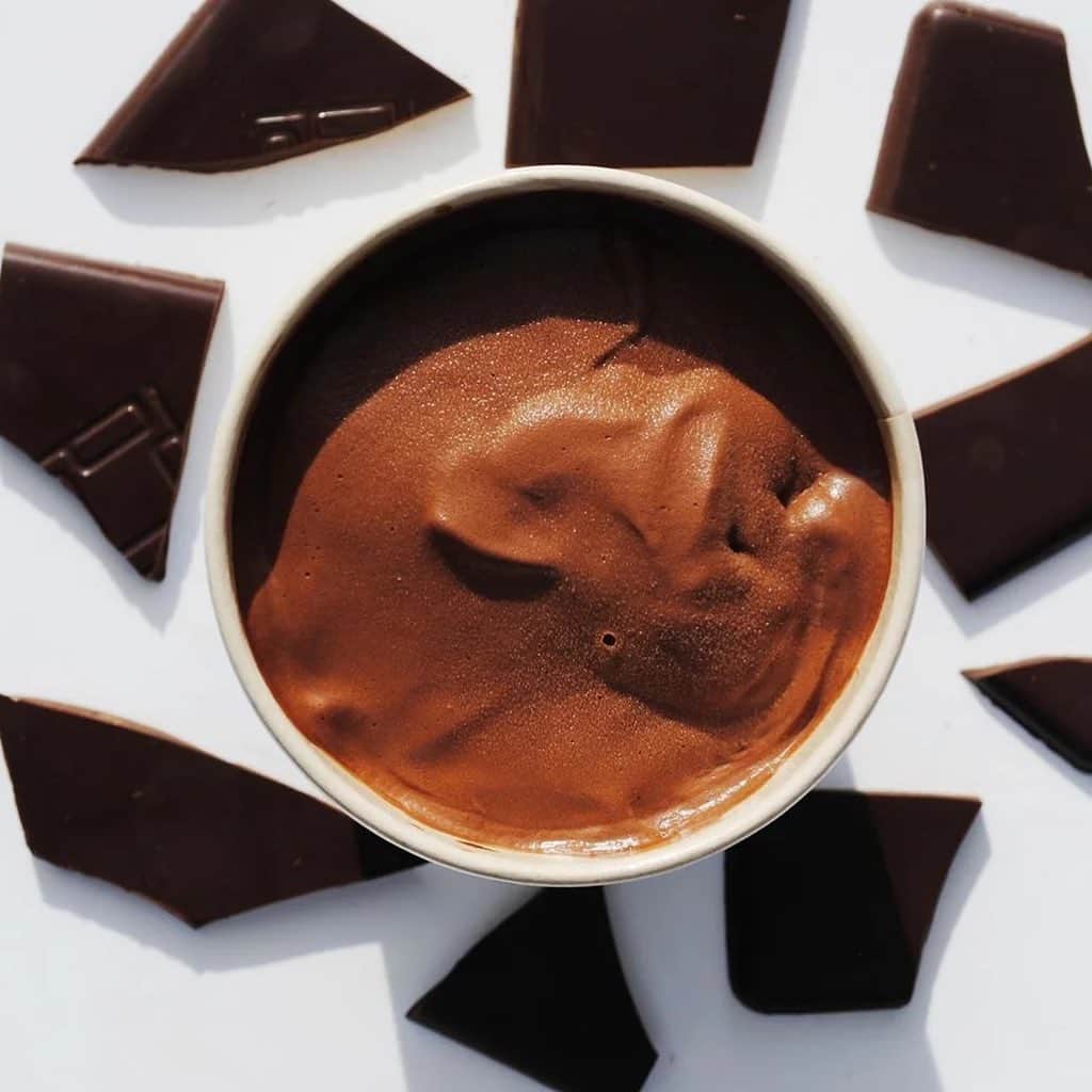 Vogue Parisさんのインスタグラム写真 - (Vogue ParisInstagram)「From rich ice creams to full-bodied sorbets, sprinkled with sea salt or even sesame seeds, we’ve rounded up the best addresses for chocolate ice cream in Paris. Check out our selection on Vogue.fr」7月26日 21時09分 - voguefrance