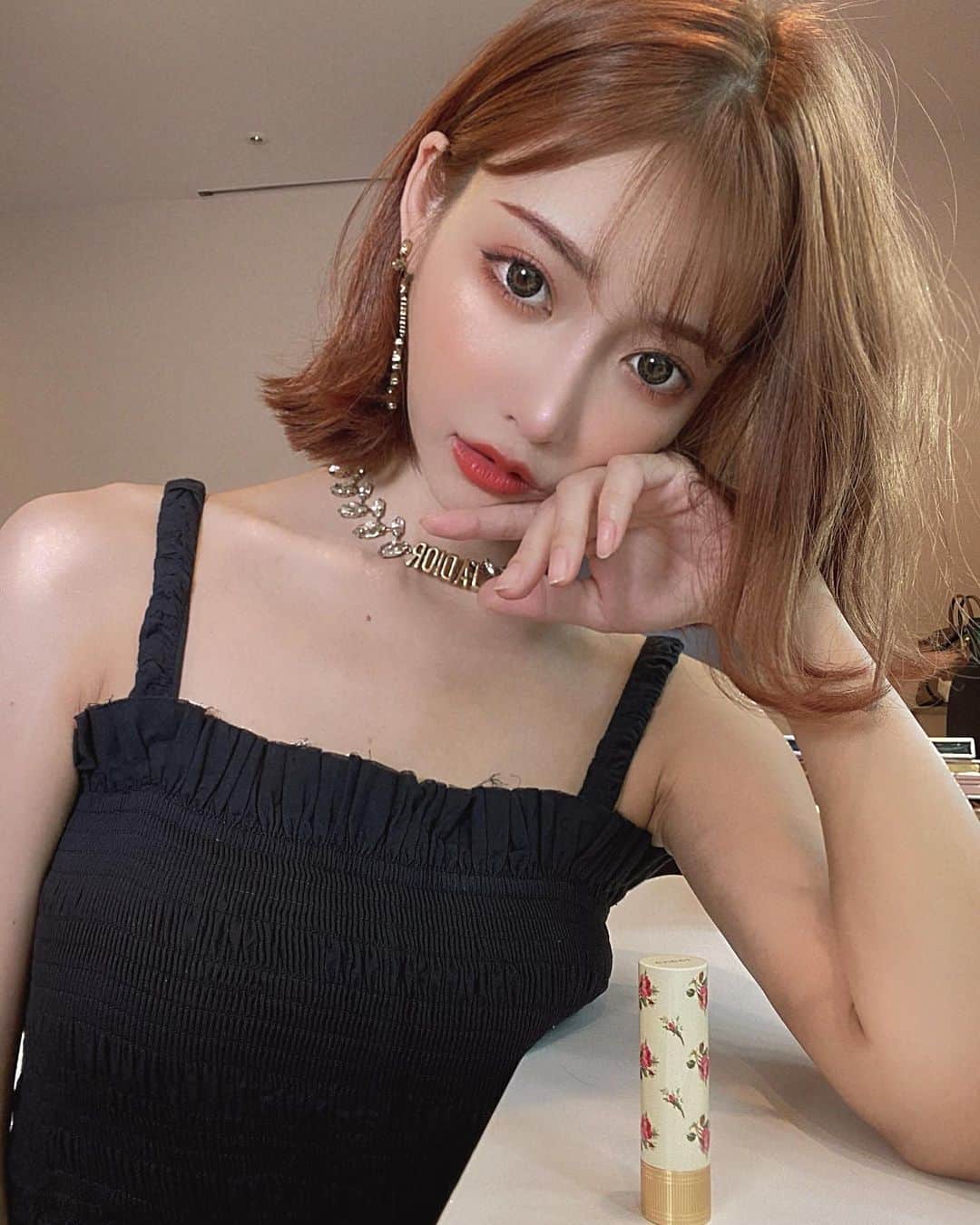 明日花キララのインスタグラム：「髪色がとてもすてきじゃないですか？👸🏻 香りもお気に入りだし、色落ちしにくいから毎日自分のシャンプー使ってるんだ！！🧴 お近くのドンキホーテさんやドラッグストアに探しに行ってみてね❤︎ . パケ買いした最近お気に入りのリップ いろかわいすぎ🥀💄」