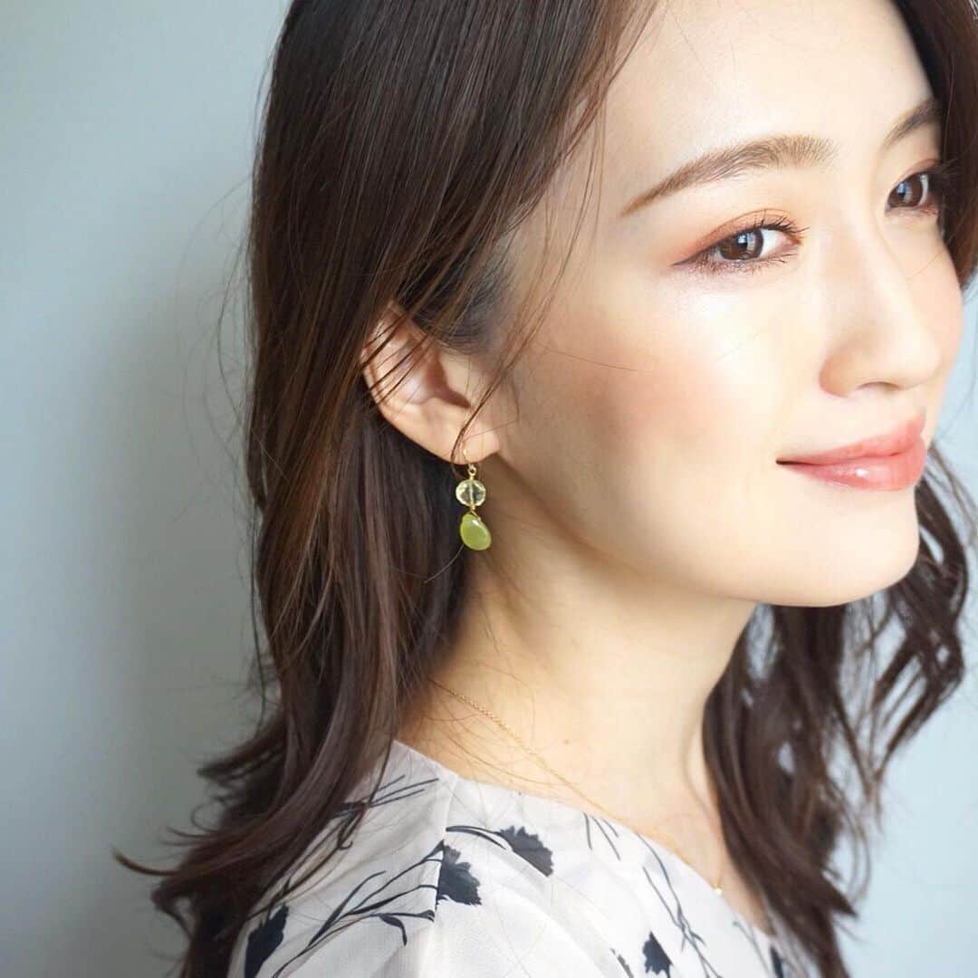 花岡維生のインスタグラム：「いつも新作が出るたびに、惚れ惚れしながらチェックしている @genic_jewelry のピアス💚 カラーバリエーションが豊富なバイカラーコレクションは、どれも可愛くて迷いに迷い…♡新緑のようなグリーンにしました🌿✨ 夏っぽくて爽やかな印象にしてくれて、天然石の輝きがキラキラと美しいです😍 きれいめワンピにもカジュアルにも合うので大好き💚 #夏アクセサリー #夏アクセ #ハンドメイドピアス #ハンドメイドアクセサリー #handmade #handmadeaccessory #handmadejewelry #天然素材 #天然石ピアス #天然石アクセサリー #バイカラー #夏コーデ」