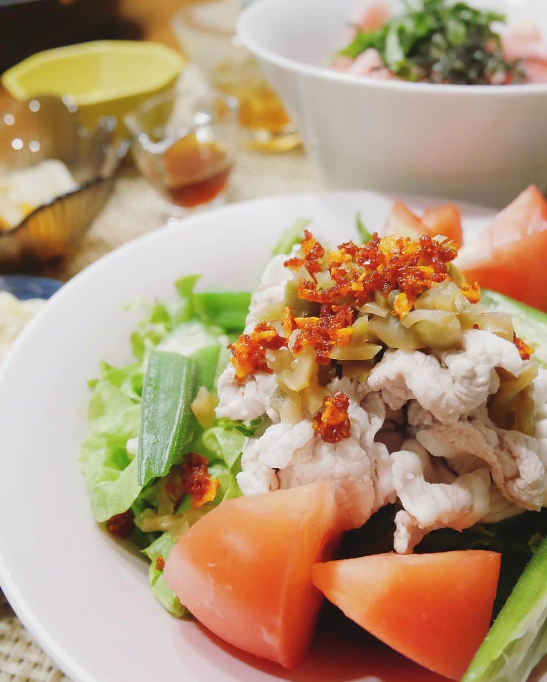 本田朋子さんのインスタグラム写真 - (本田朋子Instagram)「さっぱりガッツリな夕飯。 豚ロースの冷しゃぶサラダにマグロ丼など。 冷しゃぶは、ザーサイとおかずラー油を乗せると、塩っけと辛味でサラダもたくさん食べられます。  #夕飯 #冷しゃぶサラダ #マグロ丼 #小鉢いろいろ #新潟 #野菜も魚も美味しい」7月26日 21時18分 - tomoko_honda_official_phonics