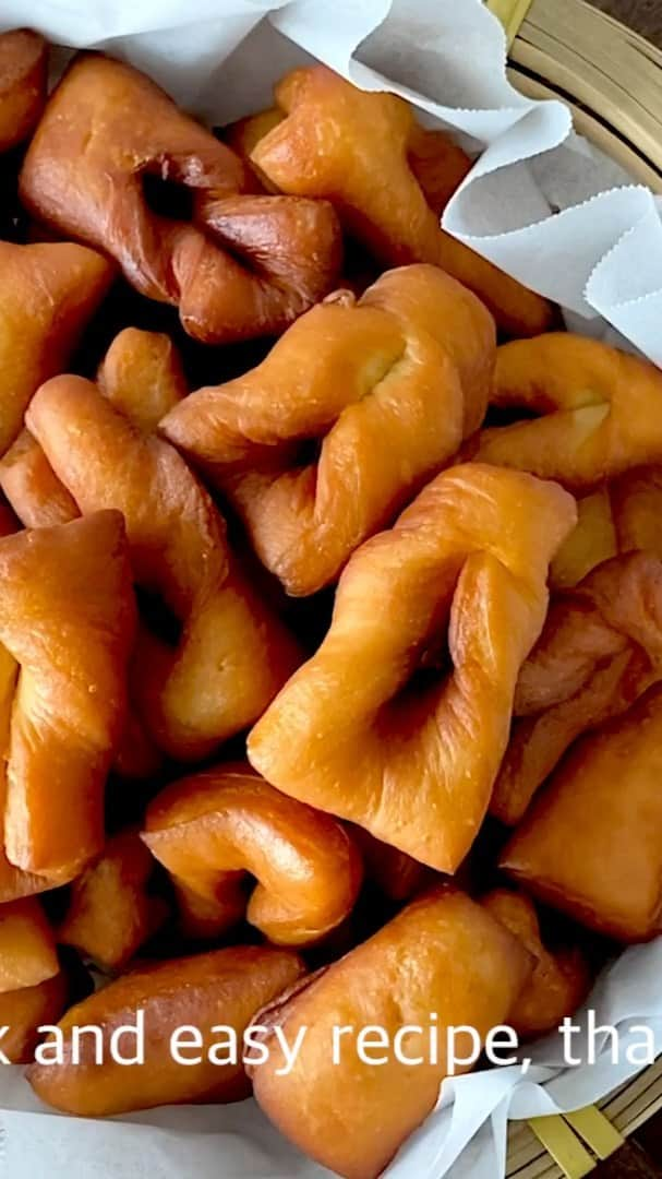 Samantha Leeのインスタグラム：「Boortsog is a staple Mongolian food. A deep fried dough- Simple, low-cost and quick to fill the stomach. This is because the average income of vulnerable families in Mongolia is approximately RM300 (USD70) per month. Keeping everyone’s stomach full in the cheapest and fastest way takes priority.  One of the ways World Vision @my30hourfamine effectively highlights the global issues every year is to focus on a country they serve. This year, the focus is Mongolia, a country rich in culture. However, Mongolia is also a country that experiences extremely cold winters (as low as -45 degree Celcius), in which large numbers of livestock die. This has affected the livelihoods of many Mongolians as they have a long history of being nomads, raising livestock as their sole source of food and income.  I’ve made this Boortsog to support this year’s @worldvisionmsia @worldvision  30-Hour Famine. You can try too!  @my30hourfamine #my30hourfamine #worldvisionmalaysia」