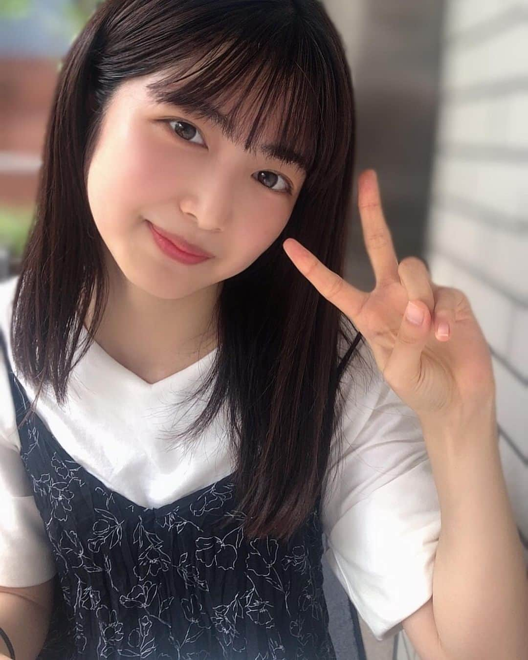 吉田莉桜さんのインスタグラム写真 - (吉田莉桜Instagram)「パンケーキの待ち時間に友達が撮りました！笑 撮られる事にツボってずっと笑ってました(^^)🤣 ・ ・ また、遊ぼうね(^^) #パンケーキ待ち時間」7月26日 21時20分 - yoshida_rio_official