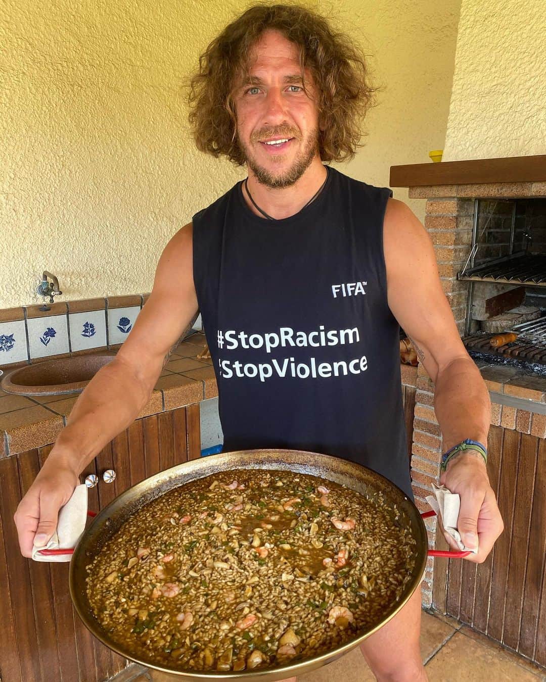 カルレス・プジョルのインスタグラム：「Mi primera paella. 😋」