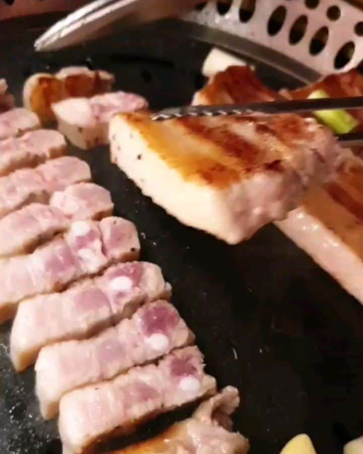 チョンギゴのインスタグラム：「이베리코 돼지고기를 다루는 이태원에 위치한 #돼지레스토랑둘째 🐷 가게 이름부터 돼지라면 한번은 들려야할것 같은 사명감을 심어주는 네이밍... 이틀 연속으로 가서 이거저거 다 먹어봤는데 메인메뉴인 고기들은 말 할 것도 없고 사이드까지 모두 훌륭한 퀄리티! 특히 짜사이면 추천! 물냉면도 보통 고깃집 물냉면을 예상했는데 위에 백김치가 고명으로 올라간 참기름 향이 고소한 디테일이 있는 물냉면이 나왔다. 하다못해 물도 차가운 얼음에 보리차가 나와서 물까지 맛있다는 일행들의 감탄이 있었을정도. 친절하신 직원분들은 보나스! 장사하시는 모든 분들 힘내세요! #정기고메 #클린이태원」