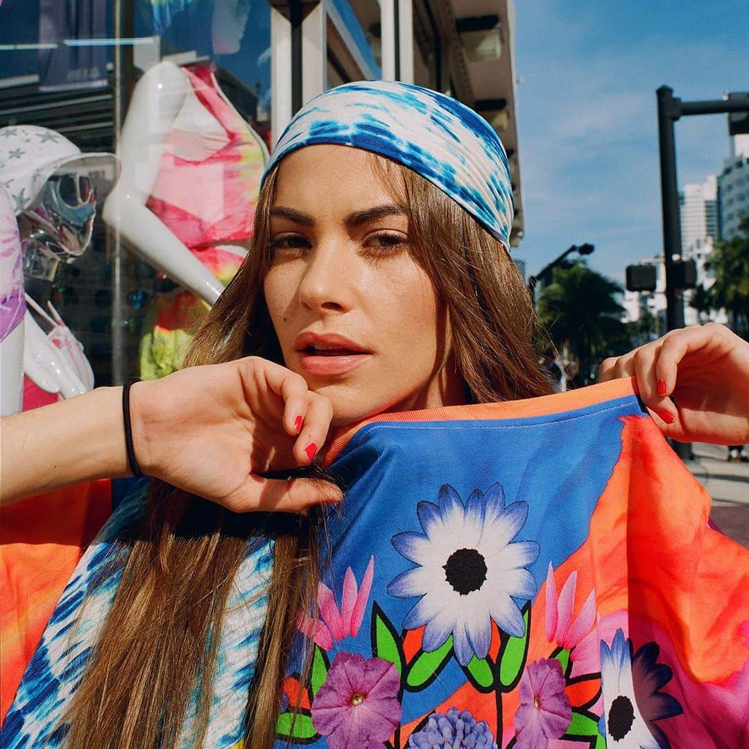 デシグアルのインスタグラム：「Throwback to those hippie & happy days with this amazing genderless t-shirt ✌️🌼」