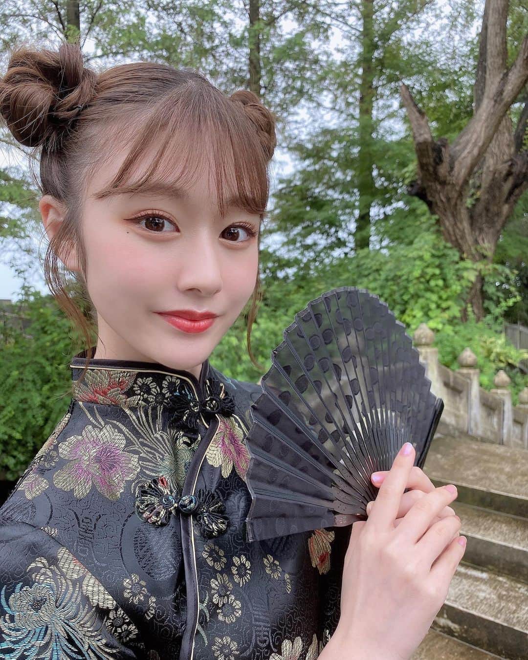 加藤美南のインスタグラム：「生写真オフショット❤︎❤︎ 今回チャイナドレスを着ました👗 たぶん初めて…😳！ 天寿園初めて行ったのですが、綺麗すぎました🥺✨✨ ぜひぜひゲットしてみてね☺️」