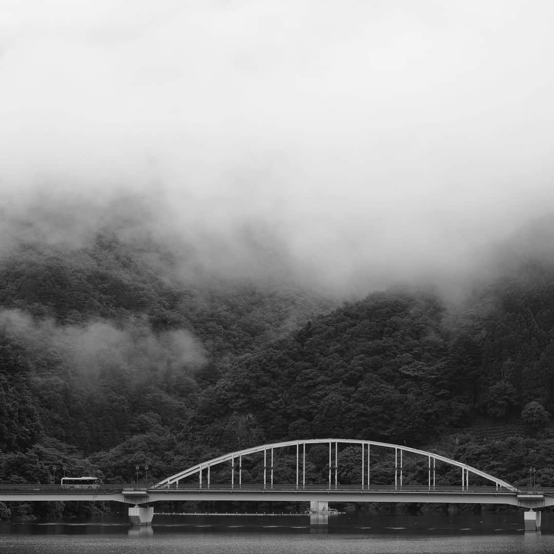 naotakeのインスタグラム：「深山幽谷 - The depths of the mountain and a deep secluded valley. / X-T2 & Snapseed, 20200727 . . 晴れたり、降ったり落ち着きのない一日。 . . #spicollective #royalsnappingartists #infamous_family #rsa_main #infinity_photo_cult #2_fineart #jp_gallery_member #jp_gallery_bnw #trb_bnw #wp_bnw  #bnw_life #bnwlife_member #bnw_life_shots #bnw_captures #world_bnw #top_bnw #team_jp_ #team_jp_モノクロ #ig_energy_bw #ig_nihon #streetphotographybnw #igersjp #blackandwhite #bnw #bnwphoto #monochrome #bw #bnwphotography #今日もx日和 #fujifilm」
