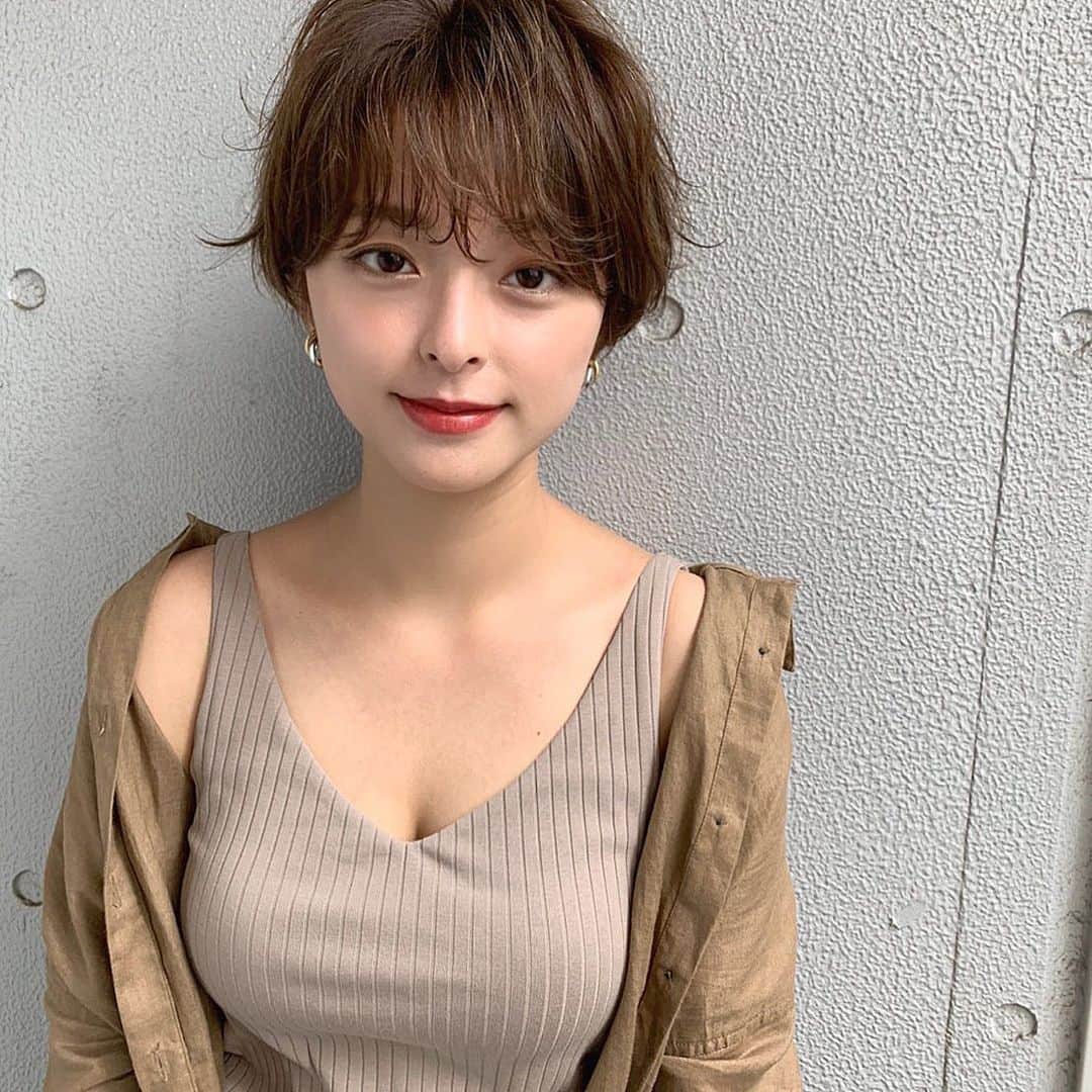 かおりのインスタグラム：「・ ・  すこーし ご無沙汰しちゃいました🥺  みんな忘れてないですか？🥺  #ベージュカラー #ノースリーブ」