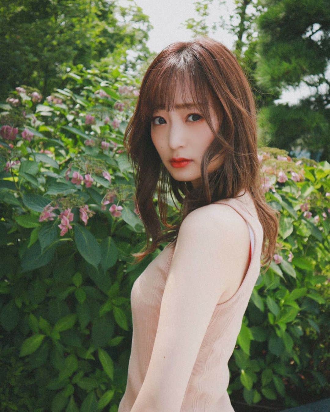 のインスタグラム：「. 久しぶりに丸一日ゆっくりしたなあ。 パワーチャージできた🥺💓 . そして明日朝から情報解禁あるので待っててね💕 . . #orangemakeup #orange #orangemake #ginzasix #summer  #garden #オレンジメイク #韓国メイク #オルチャンメイク #外巻き #ヨシンモリ #情報解禁 #🍊 #🍃」