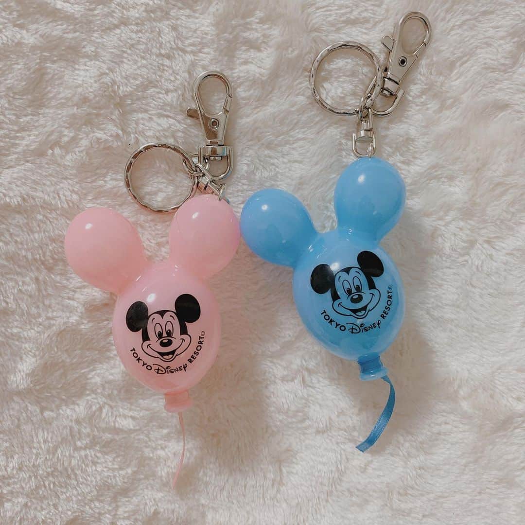 SHIHORINのインスタグラム：「𓂃 𓈒 𓂂𓏸﻿ ﻿ ﻿ Mickey Balloon🐭🎈𓂅𓈒𓏸𓐍﻿ ﻿ ﻿ #disney #disneyland #tokyodisneyland #tokyodisneyresort #tdr #tdl #mickeymouse #mickey #mickeyballoons #balloons🎈 #ディズニー #ディズニーランド #東京ディズニーランド #東京ディズニーリゾート #ディズニーグッズ #ミッキー #ミッキーマウス #ミッキーバルーン #バルーン #風船 #キーホルダー ﻿」