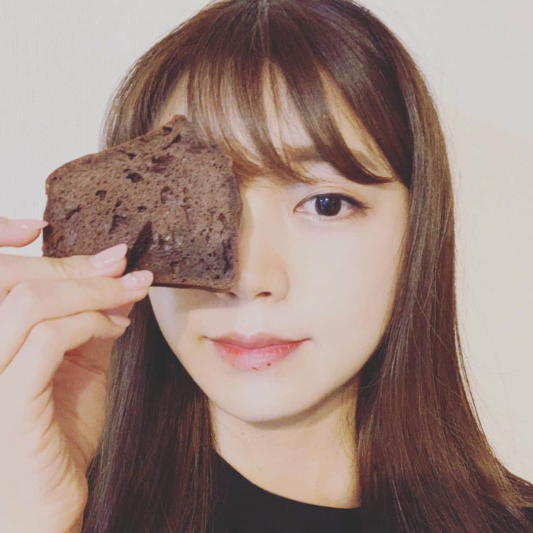 三森すずこのインスタグラム：「プロテインパンケーキの粉+ココア+オーガニックチョコレートのケーキ焼いたよ。 …口の周りにチョコが…既に食べた後というのがバレてまう。笑」