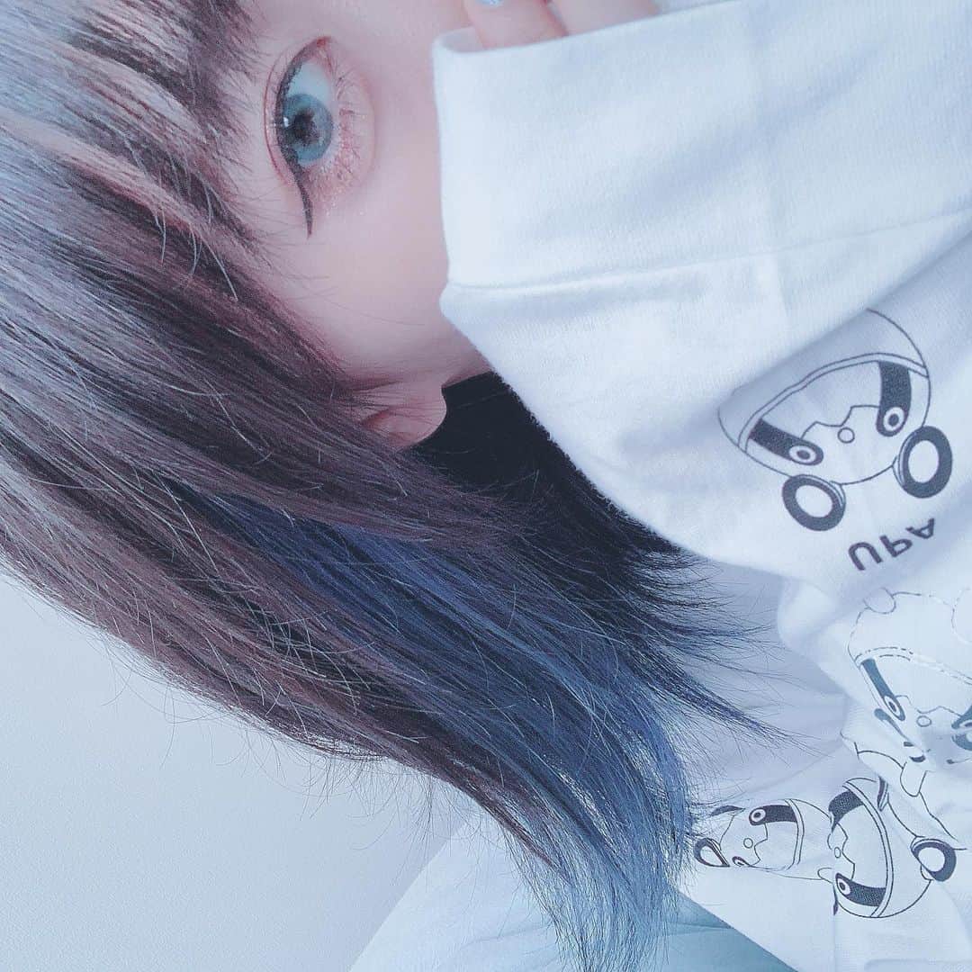 ねおきまこのインスタグラム：「インナーカラーもっとくすんだ水色に近い色に次したいなぁ💭 時間早いけどおやすみなさい🌙 . . . #innercolor #haircolor #bluehair #blue」
