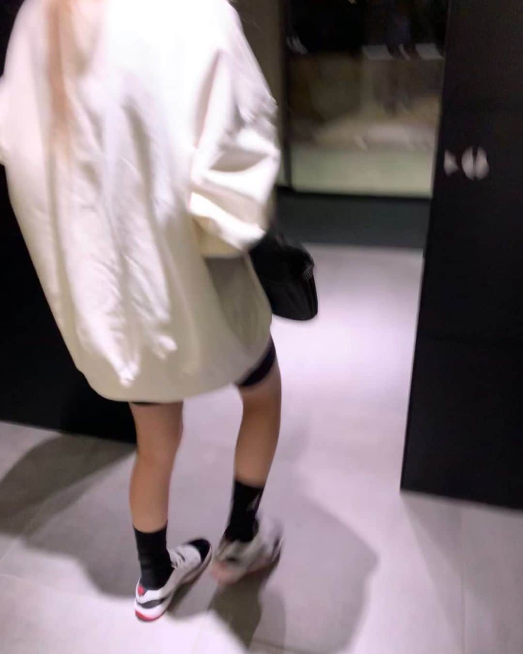 仲本莉絵瑠のインスタグラム：「服装ミス🤣最近暑かったり寒かったり意味わからぬみんな季節の中で何が好き？わいは夏か秋🍁」