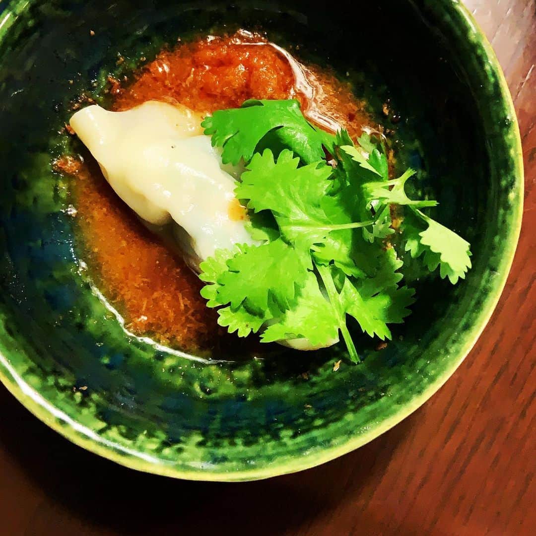 のインスタグラム：「水餃子プリプリ。タレは沙茶醬を溶いた酢醤油にラブパクソースも少々。  #水餃子 #邦栄堂製麺 @offcraftworks_houeidou.n.f」