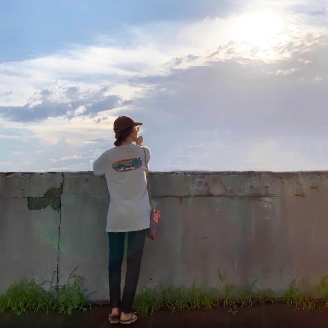 Sayakaのインスタグラム：「* 気まぐれな天気☔☁️の晴れ間にお散歩してたら 短い時間だったけど 虹が見られてHappyな気分🌞🌈✨ . . #fashion #coordinate #ootd #simple #deuxiemeclasse #acnestudios #newera #havaianas #sayakascoordinate #tシャツコーデ #シンプルコーデ」