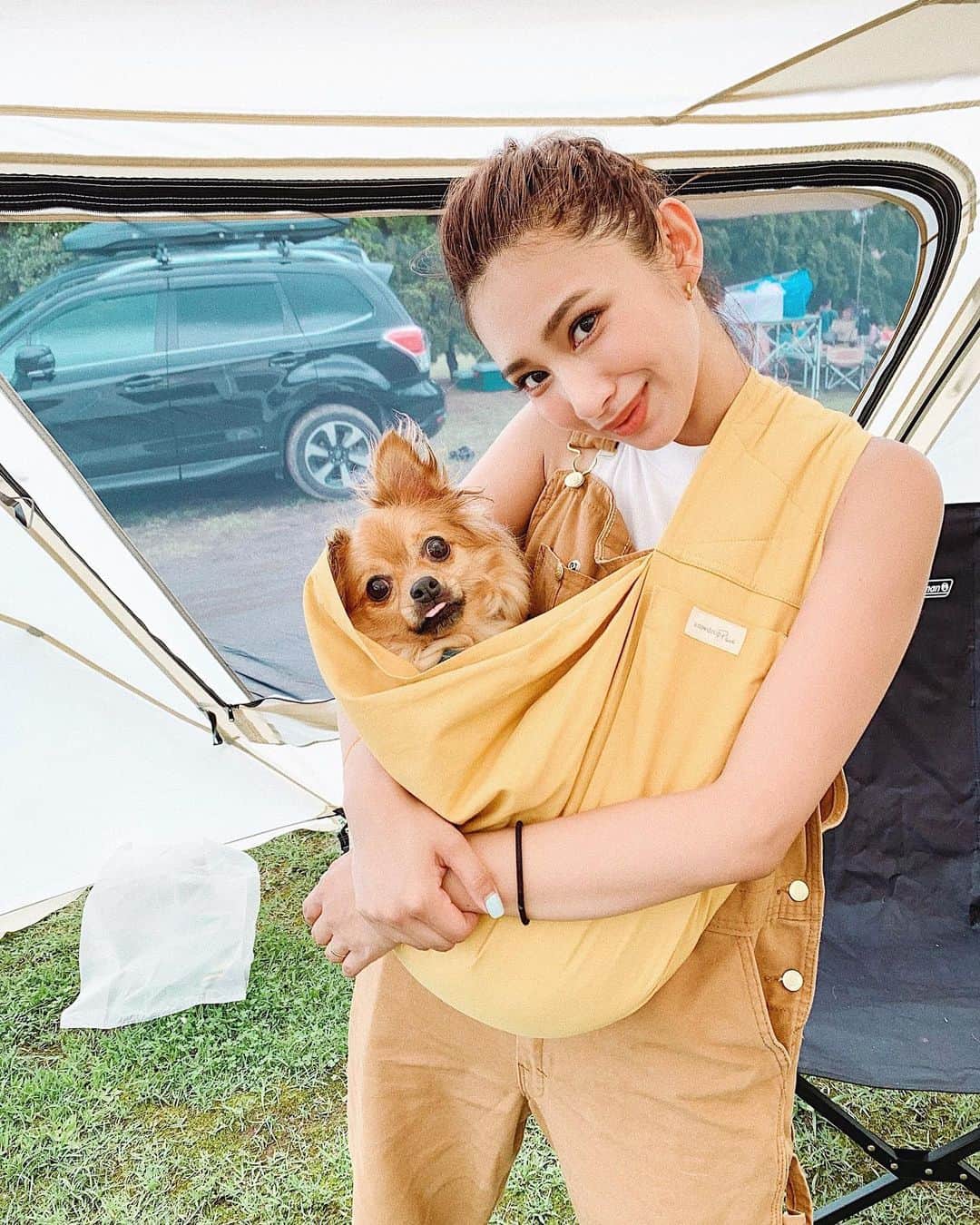 新井ニーニャのインスタグラム：「🏕﻿ ﻿ ﻿ 人生で初めてのキャンプをしてきました⛺️🏞﻿ 海まで徒歩5分以内の場所にある﻿ オートキャンプ場に行って﻿ 海で楽しんでたら大雨が降ってきて☔️﻿ ﻿ るきが、かおたんをおんぶして﻿ れいじとパパが一緒に走って﻿ 私とベラくんでダッシュして(←1番遅い)﻿ 急いだものの全員ビショビショになり﻿ それから夜中まで大雨続くもんだから﻿ 焚き火出来ないわ﻿ 子どもたちは自由に遊べないわで﻿ とってもサバイバルなキャンプを﻿ 体験してきました🌳﻿ (写真はついてすぐの﻿ これから楽しむぞ〜❤️な感じ🤣)﻿ ﻿ でも、旦那さんは一切嫌な顔せずに﻿ イライラすることもなく😳﻿ そんな彼の冷静なところを見て、﻿ 自分の心の弱さみたいなものを改めて感じたの。﻿ ぬかるんで足が汚くなるのに﻿ いちいちイライラしたりしてたし﻿ 子どもたちも環境が環境だから﻿ 喧嘩っぽくなりがちだったし。﻿ ﻿ そこでパパが張り切って料理出してくれたり﻿ 美味しいものを食べてみんな笑顔になって﻿ ﻿ 『あぁ〜、家族ってすごいなぁ😭💕﻿ わたしって幸せものだなぁ😭💕﻿ パパすごいなぁ😭💕﻿ 子どもたち、笑ってくれてるなぁ😭💕』﻿ ﻿ と色々な感情が溢れてきて﻿ サバイバルな経験から改めて﻿ 今まで自分は凄く甘えた環境にいたし﻿ 調子に乗ってたというか﻿ 考え方と改めないとなって感じた日になりました。﻿ ﻿ ﻿ 極端な例えで言うとね﻿ 最近、『バレンシアガの白T欲しいな〜』って思っていたの😌どんな服にも合わせやすいハイブランドの白Tが欲しいなって🐣﻿ ﻿ でもこの経験を経て、汚れたらダメになってしまう6万円のTシャツを買って自分はどんな人間になれるのか？を考えたの。﻿ 今までは自分がテンションあがるものをご褒美に買う！と何かしらの理由をつけたりしていたんだけど、今回のことがきっかけで、雨ごときに(←)イライラしたり、家族の機嫌も取れない人間がそこにお金を使うべきではないなって、痛感して。﻿ ﻿ それよりも自分自身が成長出来ることに6万円を使わなきゃいけないはず。﻿ ﻿ ﻿ ハイブランドを買う人を否定しているわけではなく、自分が未熟すぎてまだそこに至らないのに、下手に背伸びしようとして。ユニクロの白Tのようにバレンシアガの白Tを着れるぐらいならいいんだと思うんだけど、わたしはまだまだそんな人間ではない😂‼️﻿ ﻿ ってことで、明日からまた新しい自分へアップデートするために勉強し成長していきたいとおもいます🐉﻿ ﻿ いや、勉強だけじゃなくやはり経験も大事。沢山行動して沢山失敗して学び、また行動して積み重ねて実績に繋げて行きたいと思います‼️📚﻿ ﻿ ﻿ #キャンプは人生を変える﻿ #言い過ぎ？ #さりげなくビニール袋﻿ ﻿ #キャンプ #オートキャンプ #家族旅行 #ワンコのいる生活 #チワワ部 #チワワのいる生活 #キャンプ女子 #ママ #ママの悩み #ママファッション #キャンプコーデ #キャンプ初心者 #初キャンプ #オートキャンプを楽しもう #キャンプのある暮らし #ファミリーキャンプ #家族の時間 #休日の過ごし方 #ママモデル #ママ起業家 #ママ社長 #男の子ママ #男の子ママコーデ #キャンプ道具 #キャンプ用品」