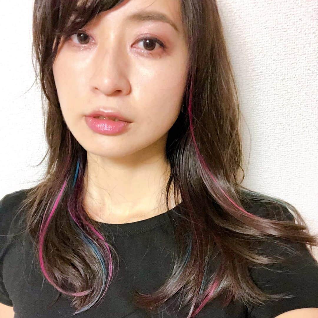 今井安紀のインスタグラム：「Recently I had my hair dyed for the first time in years!! Thank you sooooooo much for making my hair so stylish, @yu.ki.0117✨  かなり久々にカラーしました。 地毛を生かしつつの夏っぽいハイライトとかインナー入れてカラフルに。 担当の宮原さん @yu.ki.0117 、近似色じゃないマルチカラーは普段しないとおっしゃっていましたが、めっちゃ頑張って可愛くしてくださいました。 品の残るテイストでギャルになり過ぎずで最高の仕上がりに。本当にお任せしてよかったです。 (took by iPhone)  #hairstyle #haircolor #unicornhair #unicorn #japanese #ヘアスタイル #ヘアカラー #ユニコーンカラー #ユニコーン #夏ヘア #夏ヘアー #夏ヘアカラー」