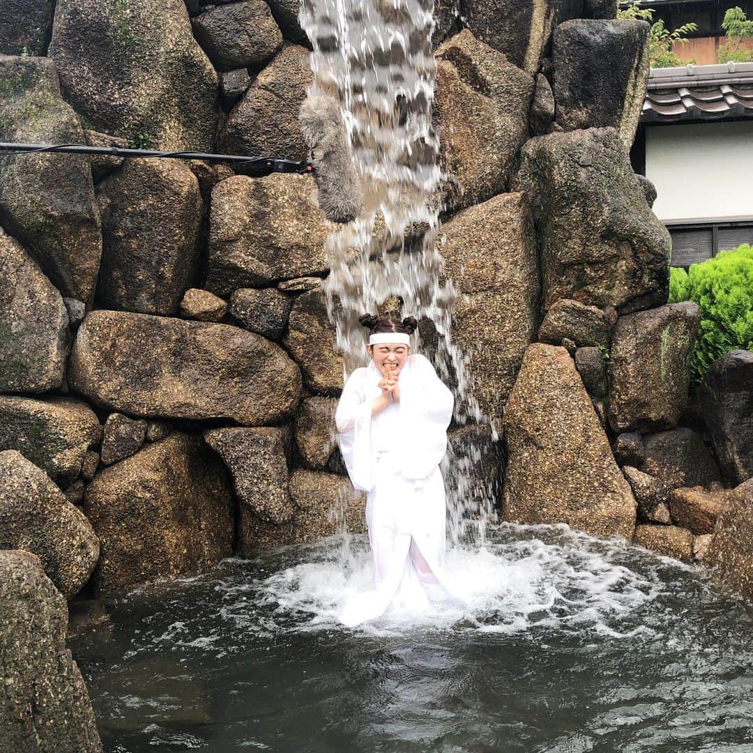 井上咲楽さんのインスタグラム写真 - (井上咲楽Instagram)「. 滝行してきました！肩こりがとってもひどいのですが、ほぐれました！お寺いいな〜。テレビ愛知・くすぐるをお楽しみに！」7月26日 21時55分 - bling2sakura