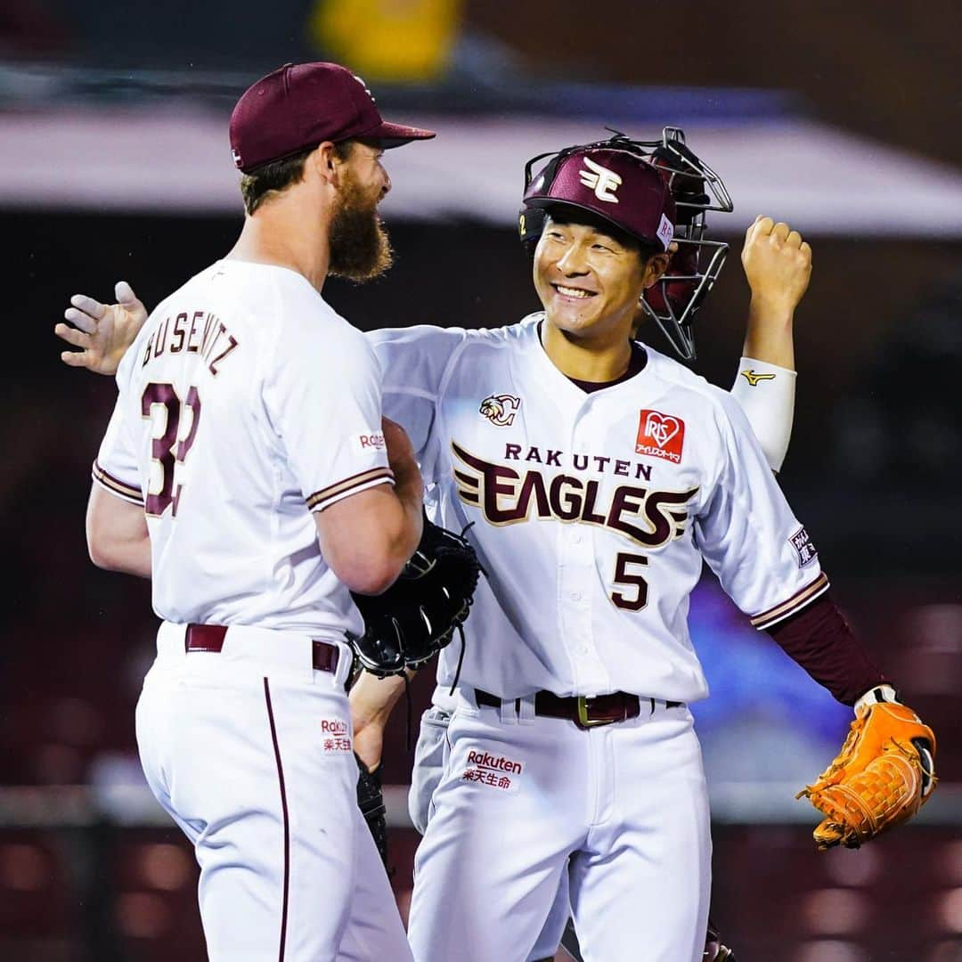 東北楽天ゴールデンイーグルスさんのインスタグラム写真 - (東北楽天ゴールデンイーグルスInstagram)「⚾️ ⚾️E 5-4 B⚾️ 今日も終盤までもつれた大熱戦を 全員野球で制して連敗ストップ‼️‼️‼️ 8回に茂木選手が決勝のタイムリー3ベース👏🏼👏🏼👏🏼 島内選手は同点タイムリーを含む3安打猛打賞✨✨ 投げては緊急登板の安樂選手が3回1失点の好投💯 8回を無失点に抑えた牧田選手がイーグルスで初勝利㊗️ 最後はブセニッツ選手が締めた💪🏼 #rakuteneagles #NOWorNEVERいまこそ #日本一の東北へ  #茂木栄五郎 #ブセニッツ #alanbusenitz  #牧田和久 #安樂智大 #酒居知史  #宋家豪  #島内宏明 #内田靖人  #写真もイープレで」7月26日 21時56分 - rakuten_eagles