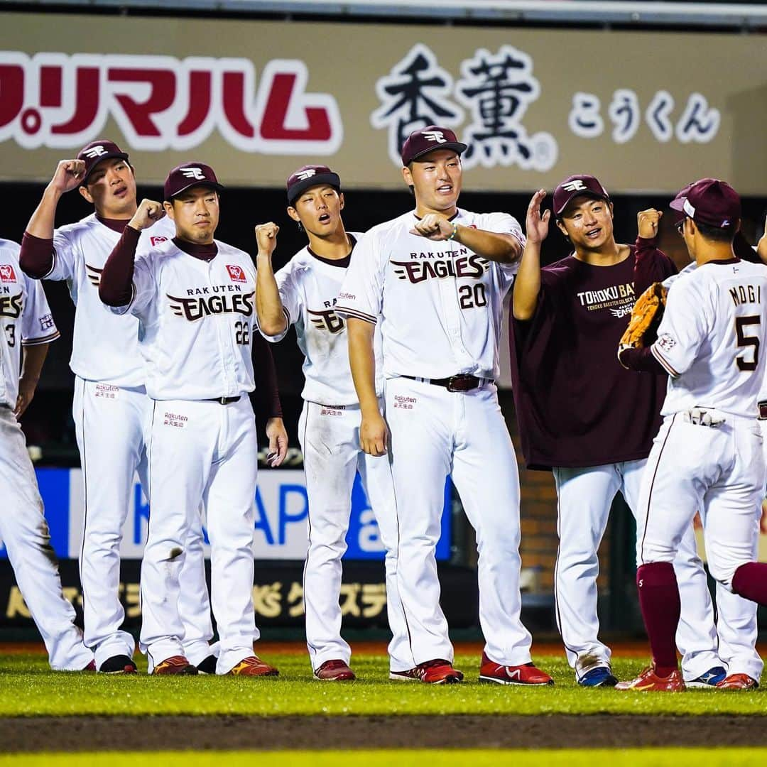 東北楽天ゴールデンイーグルスさんのインスタグラム写真 - (東北楽天ゴールデンイーグルスInstagram)「⚾️ ⚾️E 5-4 B⚾️ 今日も終盤までもつれた大熱戦を 全員野球で制して連敗ストップ‼️‼️‼️ 8回に茂木選手が決勝のタイムリー3ベース👏🏼👏🏼👏🏼 島内選手は同点タイムリーを含む3安打猛打賞✨✨ 投げては緊急登板の安樂選手が3回1失点の好投💯 8回を無失点に抑えた牧田選手がイーグルスで初勝利㊗️ 最後はブセニッツ選手が締めた💪🏼 #rakuteneagles #NOWorNEVERいまこそ #日本一の東北へ  #茂木栄五郎 #ブセニッツ #alanbusenitz  #牧田和久 #安樂智大 #酒居知史  #宋家豪  #島内宏明 #内田靖人  #写真もイープレで」7月26日 21時56分 - rakuten_eagles