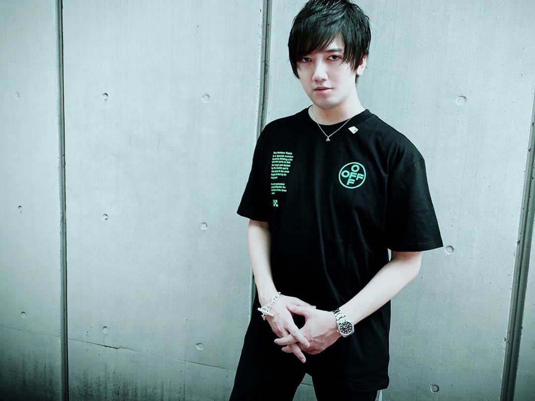 TeddyLoidのインスタグラム：「Look at the camera.」