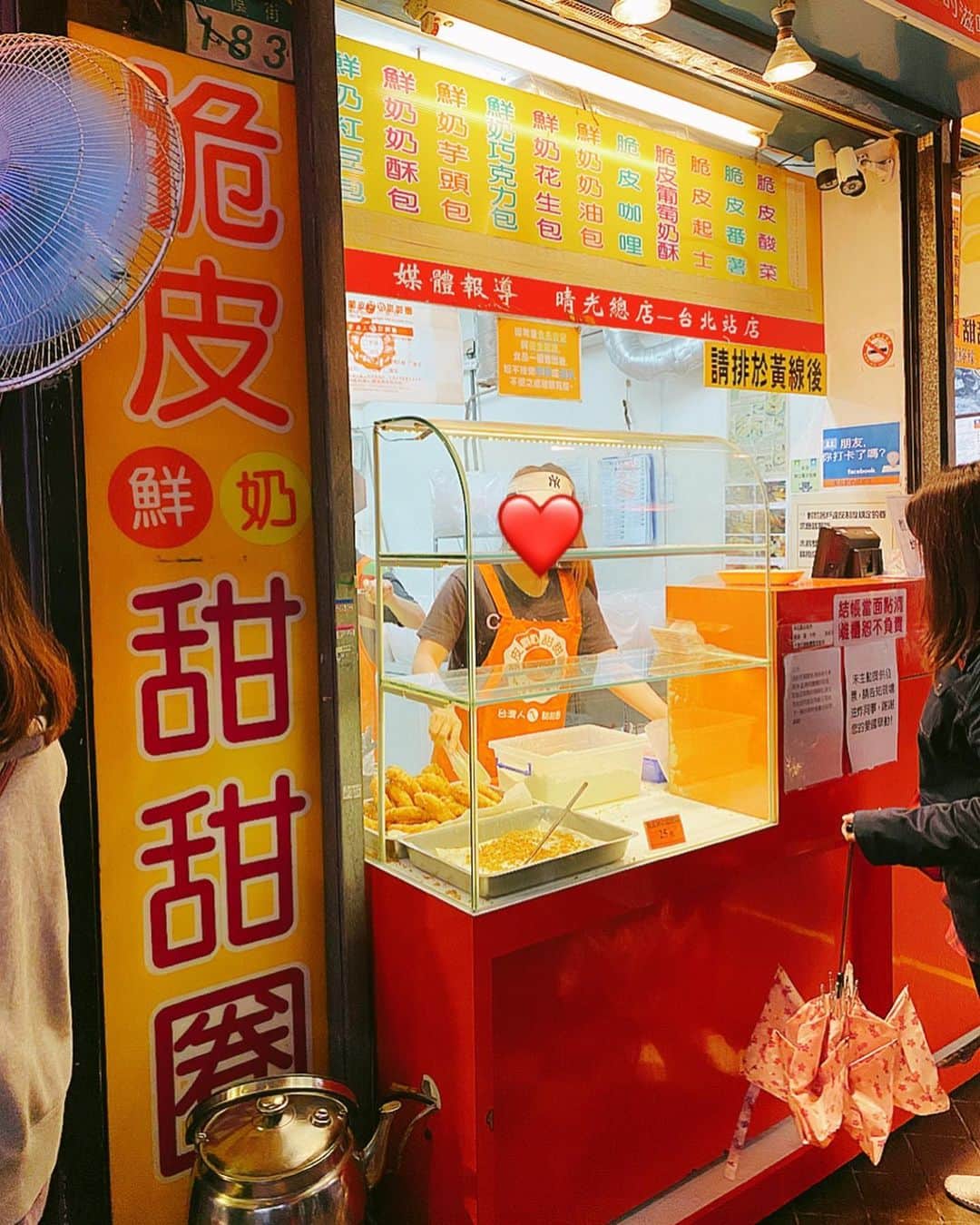 とぎもちさんのインスタグラム写真 - (とぎもちInstagram)「.﻿ 【台北旅行】﻿ ﻿ コロナ拡大前に行った台北旅行🇹🇼﻿ ﻿ 台湾の超人気ドーナツ店﻿ 脆皮鮮奶甜甜圈（ツイピーシェンナイティェンティェンジュワン）！﻿ ﻿ 30分以上行列に並んで﻿ ドーナツGETしました💕﻿ ﻿ サクフワ最高に美味しかった！！﻿ これは並ぶ価値ある！！笑﻿ .﻿ #脆皮鮮奶甜甜圈 #脆皮鮮奶甜甜圈のドーナツ #台湾ドーナツ #台北 #台湾 #台湾グルメ #台湾スイーツ #台北旅行 #台湾旅行 #대만여행 #타이페이 #타이페이여행 #대만맛집 #타이페이맛집 #먹스타그램 #토기모치 #とぎもちkorea #토기모치mukbang #먹방」7月26日 21時58分 - togistagram