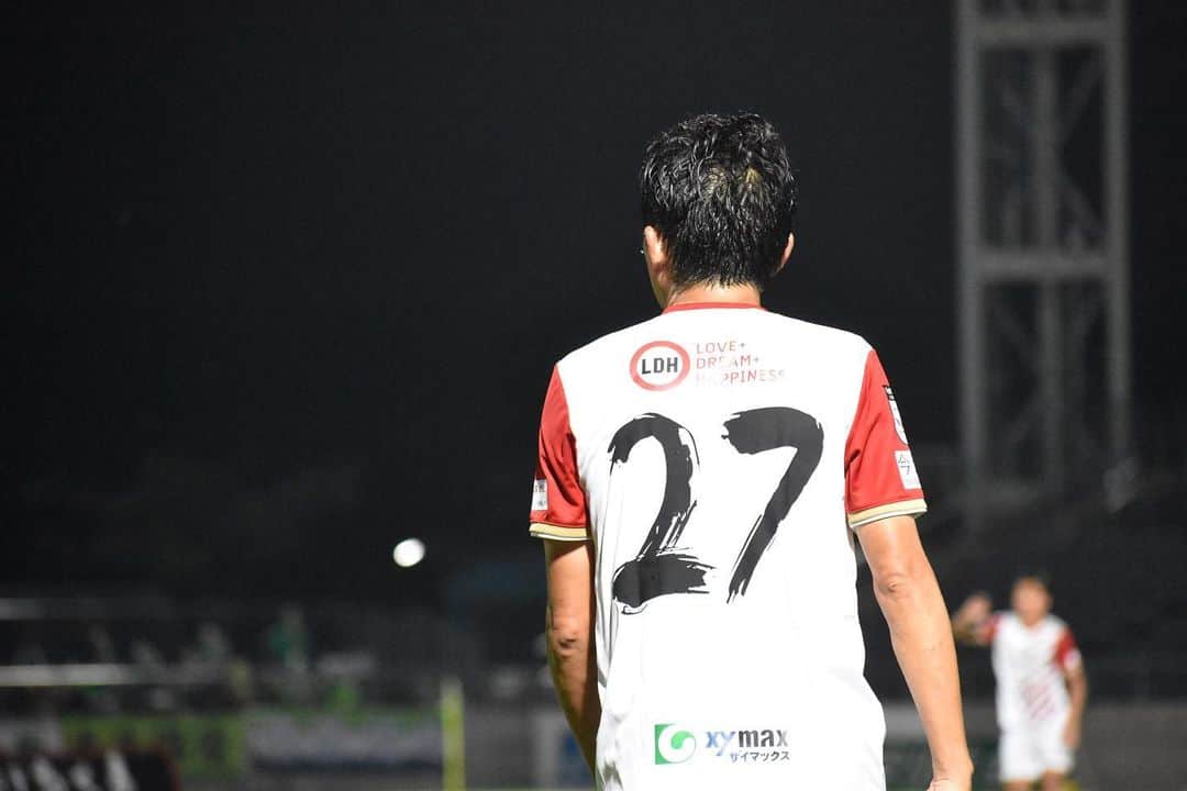 橋本英郎のインスタグラム：「【鳥取戦】 1-2の負け。  先発で出たので集合写真も撮りました。  勝ちたかった。  いい内容、良い形がみえてもゴールを取り合うスポーツ。  結果を出せるように頑張ります。  最後の1枚は珍しい打点の高い？ヘディングのシーンを撮ってもらえたので。  しっかり枠に飛ばせるようにします！  次は古巣のunderチーム、G大阪。  吹田スタジアムで出来るの楽しみだからしっかりメンバー入って出られるように明日からの練習頑張ります！  #fc今治  #橋本英郎  #プロは  #結果が全て  #チャンスに  #強い男になりたい  #いや  #強い男になる  #ヘディングは  #ハート次第」