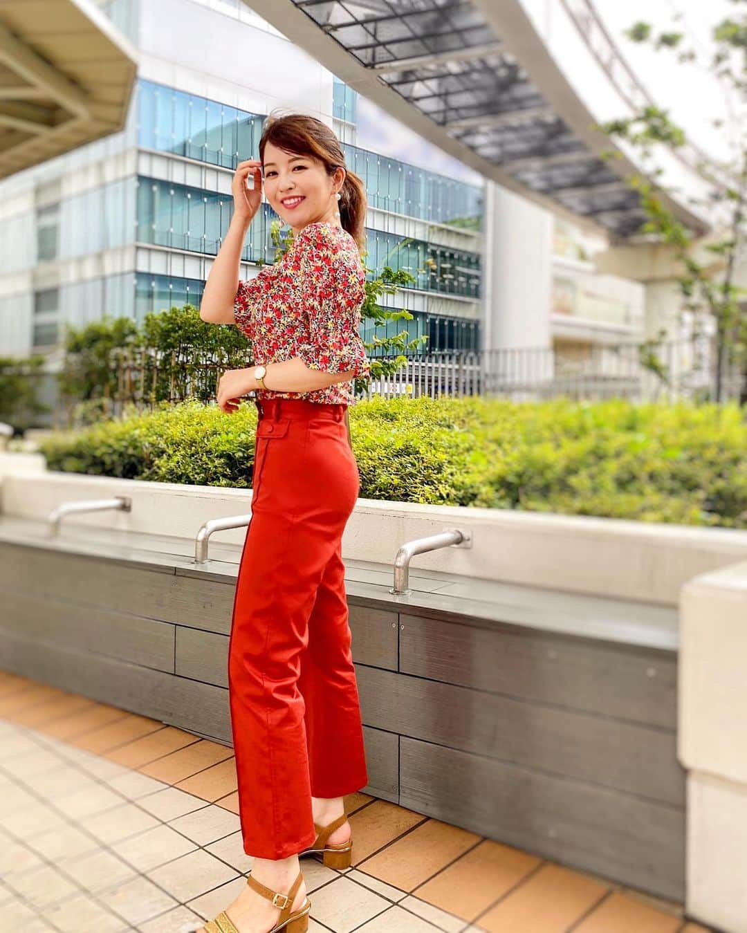 みゆこさんのインスタグラム写真 - (みゆこInstagram)「.﻿ Amazon Fashionで購入した、﻿ U by SPICK&SPANのセットアップ❤️﻿ ﻿ 花柄ブラウスと赤いパンツが可愛くて﻿ 一目惚れしました♡﻿ しかもとってもお得にGETできてHAPPY☺️❤️﻿ ﻿ Amazon Fashionで﻿ ベイクルーズグループのお洋服が﻿ 買えるようになりました♡﻿ イエナ、ジャーナルスタンダード、﻿ エディフェスなど様々なブランドで﻿ 幅広い年齢層に認知されている﻿ おしゃれブランド🧡☺️﻿ ﻿ 実はこのセットアップ以外にももう1着﻿ 買っていて…それも夏に着たいものなので﻿ また投稿しますっ\( ¨̮ )/\( ¨̮ )/﻿ ﻿ ﻿ #amazonで発見 #amazonfashionjp #sponsored #follop @amazonfashionjp @follop.jp#pr⠀﻿ ⠀﻿ #amazon#いつかのコーデ#雨上がり#いつコ#着画#夏コーデ#派手#梅雨コーデ#花柄#花柄ブラウス#赤#赤コーデ#赤リップ#笑顔#アラサー女子#amazonプライム#amazonfashion#アマゾンパンツコーデ#スナップミー#ファッションスナップ#ポニーテール﻿ ⠀」7月26日 22時08分 - miyuco.t