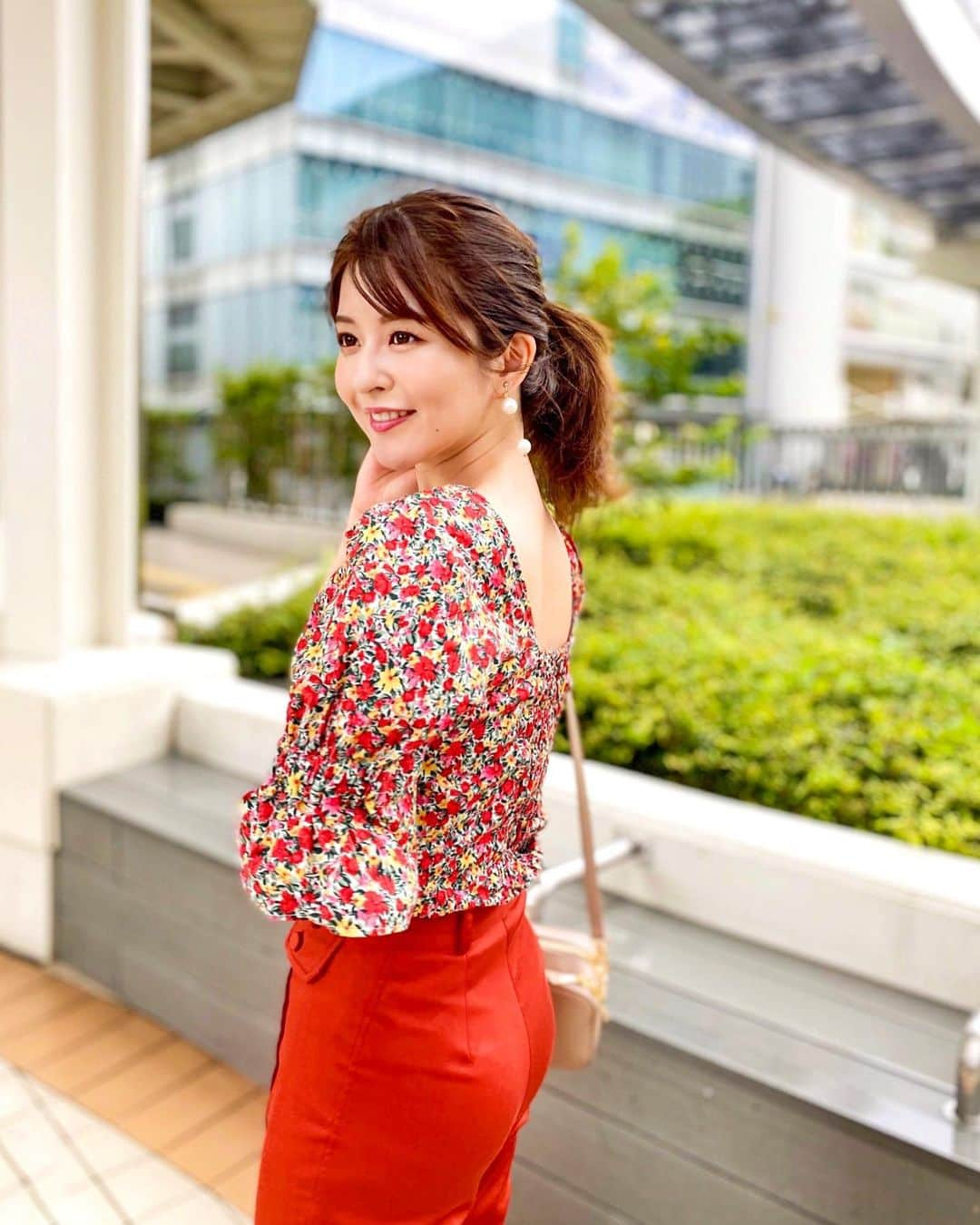 みゆこさんのインスタグラム写真 - (みゆこInstagram)「.﻿ Amazon Fashionで購入した、﻿ U by SPICK&SPANのセットアップ❤️﻿ ﻿ 花柄ブラウスと赤いパンツが可愛くて﻿ 一目惚れしました♡﻿ しかもとってもお得にGETできてHAPPY☺️❤️﻿ ﻿ Amazon Fashionで﻿ ベイクルーズグループのお洋服が﻿ 買えるようになりました♡﻿ イエナ、ジャーナルスタンダード、﻿ エディフェスなど様々なブランドで﻿ 幅広い年齢層に認知されている﻿ おしゃれブランド🧡☺️﻿ ﻿ 実はこのセットアップ以外にももう1着﻿ 買っていて…それも夏に着たいものなので﻿ また投稿しますっ\( ¨̮ )/\( ¨̮ )/﻿ ﻿ ﻿ #amazonで発見 #amazonfashionjp #sponsored #follop @amazonfashionjp @follop.jp#pr⠀﻿ ⠀﻿ #amazon#いつかのコーデ#雨上がり#いつコ#着画#夏コーデ#派手#梅雨コーデ#花柄#花柄ブラウス#赤#赤コーデ#赤リップ#笑顔#アラサー女子#amazonプライム#amazonfashion#アマゾンパンツコーデ#スナップミー#ファッションスナップ#ポニーテール﻿ ⠀」7月26日 22時08分 - miyuco.t