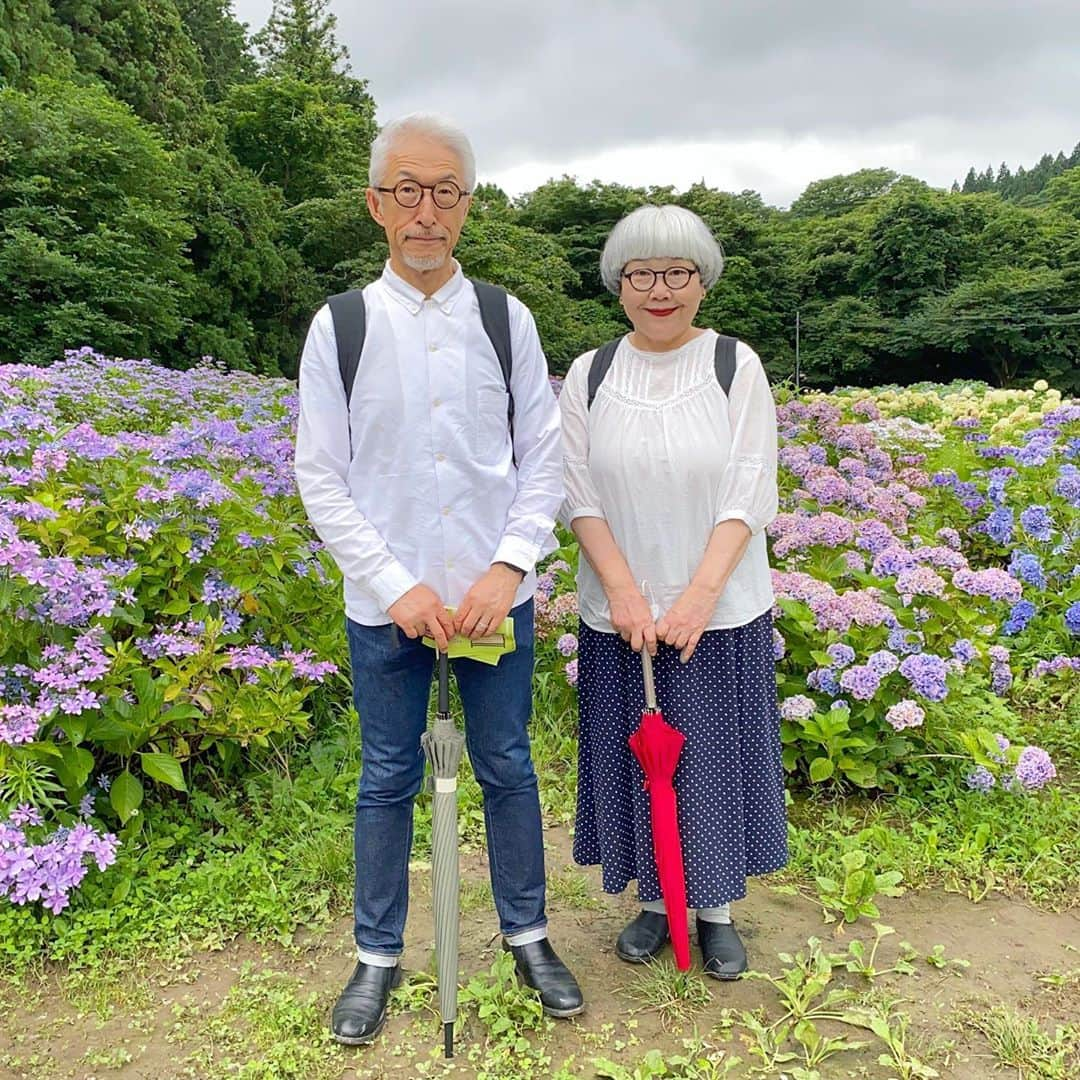 bon ponさんのインスタグラム写真 - (bon ponInstagram)「岩手県一関市の「みちのくあじさい園」へ行って来ました🚗 開園期間が6/27〜7/26ということで今日が最終日。 約15ヘクタールの広大な杉山内に、400種4万株のあじさいが自生しています。 あじさいの見頃は過ぎていましたが、一面のあじさい畑は圧巻でした。 池の水面に色とりどりのあじさいの花を浮かべた『あじさい池』は、夢のような美しさでした💙💚💜🤍 ＊ あじさいを満喫した後は「世嬉の一酒造」内の蔵元レストランへ。 @sekinoichi_restaurant  一関・平泉は、江戸時代から『もち食文化』が受け継がれており、300種類ものもち料理があるそうです。 4種のおもち(あんこ・ずんだ・すりごま・沼エビ)とお雑煮のセットをいただきました。杵つきの生もちがとても柔らかくて美味しかったです😍😍 ・ ・ #みちのくあじさい園 #紫陽花 #世嬉の一酒造 #蔵元レストランせきのいち #夫婦 #60代 #ファッション #コーディネート #リンクコーデ #夫婦コーデ #グレイヘア #白髪 #共白髪 #couple #over60 #fashion #coordinate #instafashion #instagramjapan #greyhair #bonpon511」7月26日 22時02分 - bonpon511