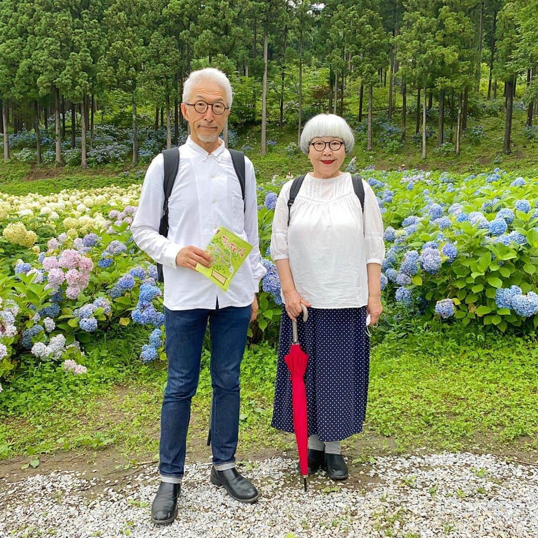 bon ponさんのインスタグラム写真 - (bon ponInstagram)「岩手県一関市の「みちのくあじさい園」へ行って来ました🚗 開園期間が6/27〜7/26ということで今日が最終日。 約15ヘクタールの広大な杉山内に、400種4万株のあじさいが自生しています。 あじさいの見頃は過ぎていましたが、一面のあじさい畑は圧巻でした。 池の水面に色とりどりのあじさいの花を浮かべた『あじさい池』は、夢のような美しさでした💙💚💜🤍 ＊ あじさいを満喫した後は「世嬉の一酒造」内の蔵元レストランへ。 @sekinoichi_restaurant  一関・平泉は、江戸時代から『もち食文化』が受け継がれており、300種類ものもち料理があるそうです。 4種のおもち(あんこ・ずんだ・すりごま・沼エビ)とお雑煮のセットをいただきました。杵つきの生もちがとても柔らかくて美味しかったです😍😍 ・ ・ #みちのくあじさい園 #紫陽花 #世嬉の一酒造 #蔵元レストランせきのいち #夫婦 #60代 #ファッション #コーディネート #リンクコーデ #夫婦コーデ #グレイヘア #白髪 #共白髪 #couple #over60 #fashion #coordinate #instafashion #instagramjapan #greyhair #bonpon511」7月26日 22時02分 - bonpon511